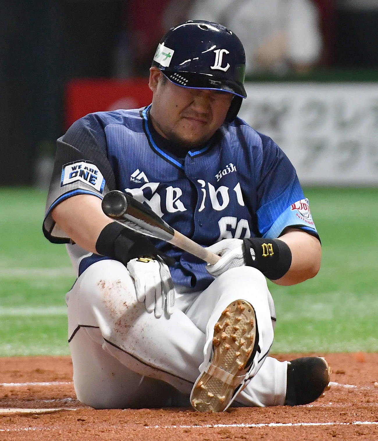 ソフトバンク対西武　2回表西武1死、自打球が足に当たり、痛そうに顔をゆがめる中村（撮影・岩下翔太）