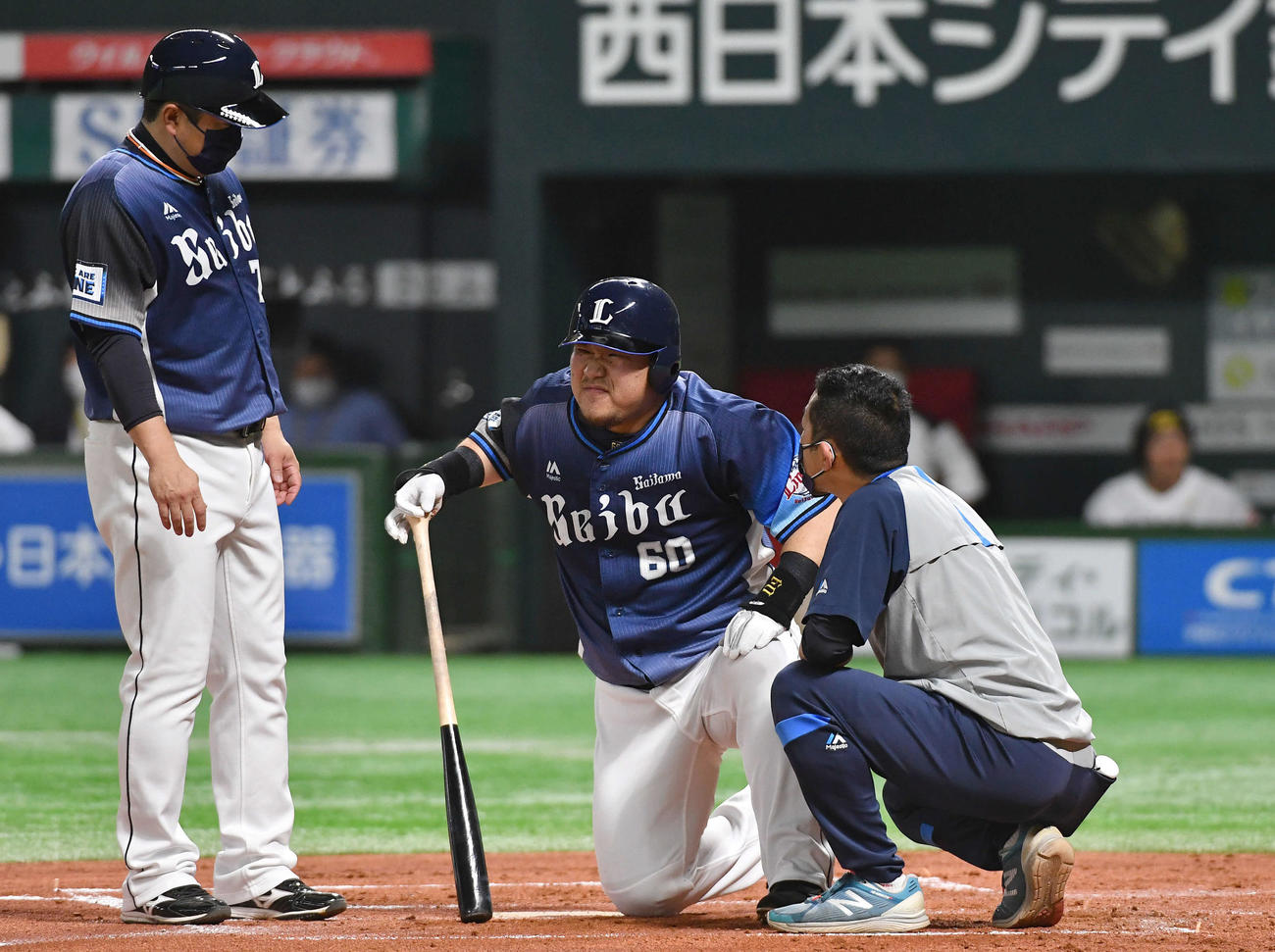 ソフトバンク対西武　2回表西武1死、自打球が足に当たり、痛そうに顔をゆがめる中村（撮影・岩下翔太）