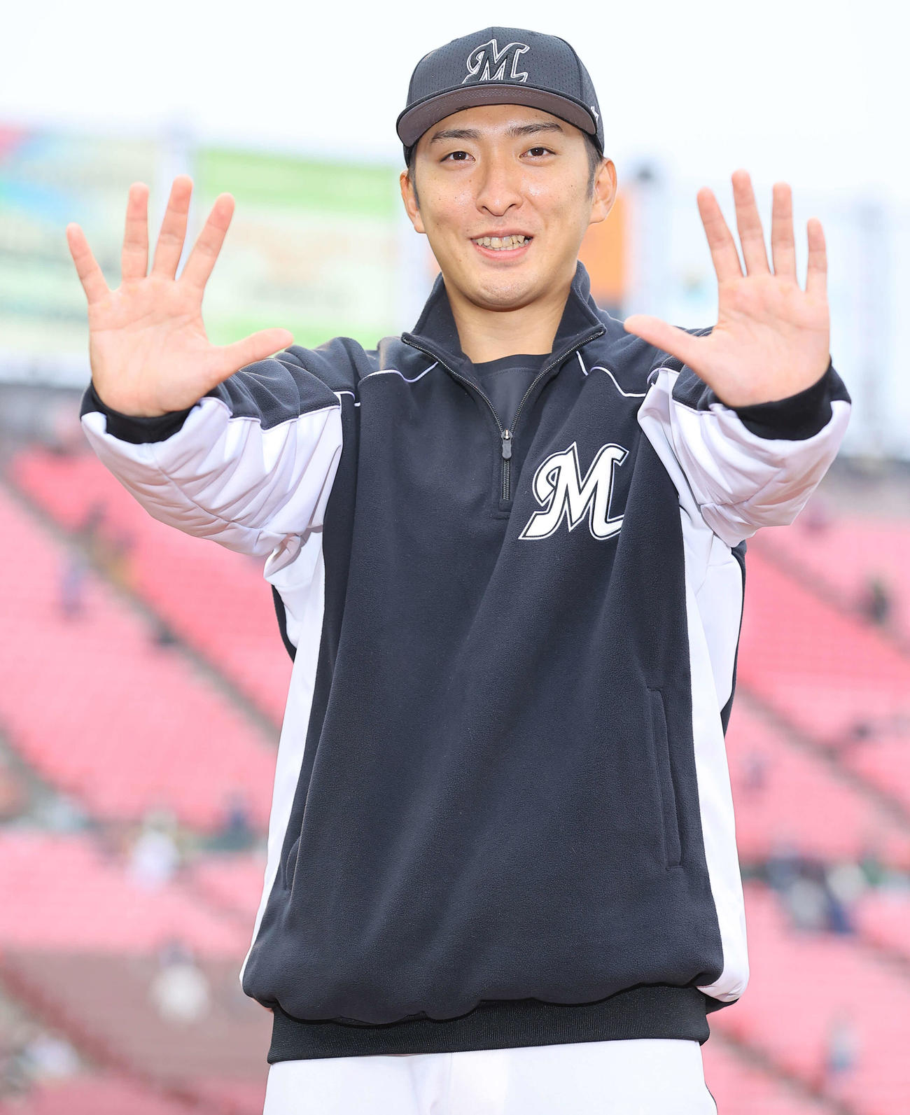 楽天対ロッテ　楽天の連勝を止めたロッテ河村は「STOP！」のポーズで写真に納まる（撮影・垰建太）