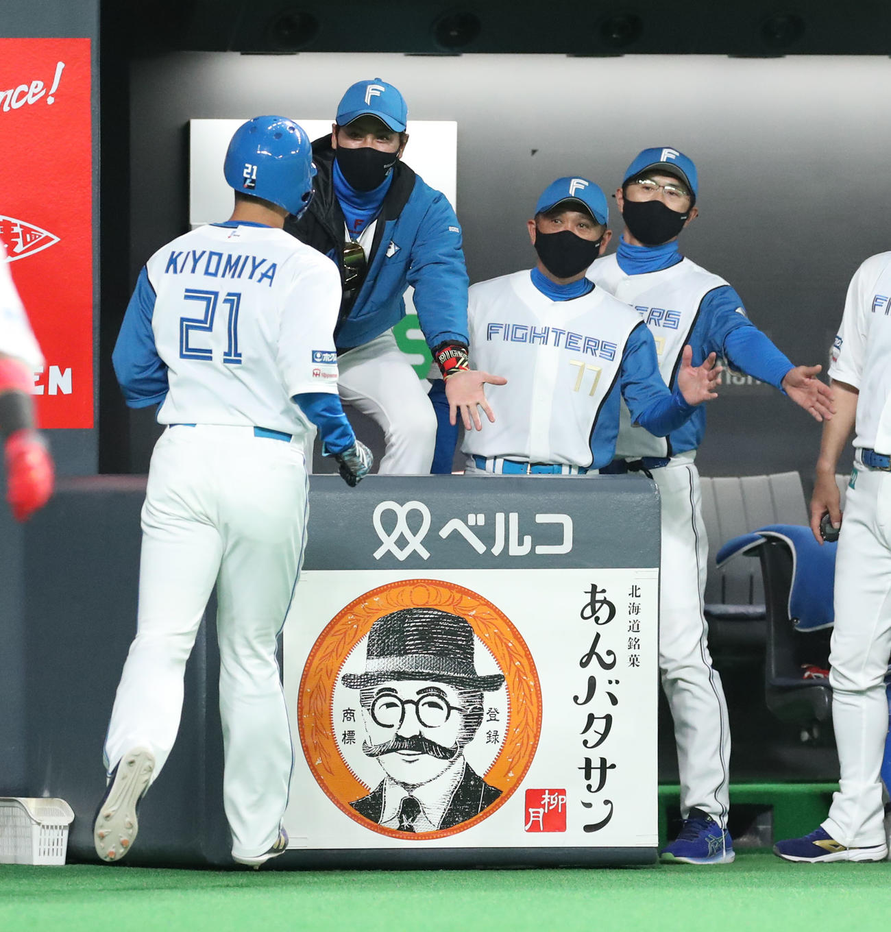 日本ハム対オリックス　2回裏日本ハム2死二塁、新庄監督（左後方）は野村の右前適時打で生還した清宮（手前）を出迎える（撮影・佐藤翔太）
