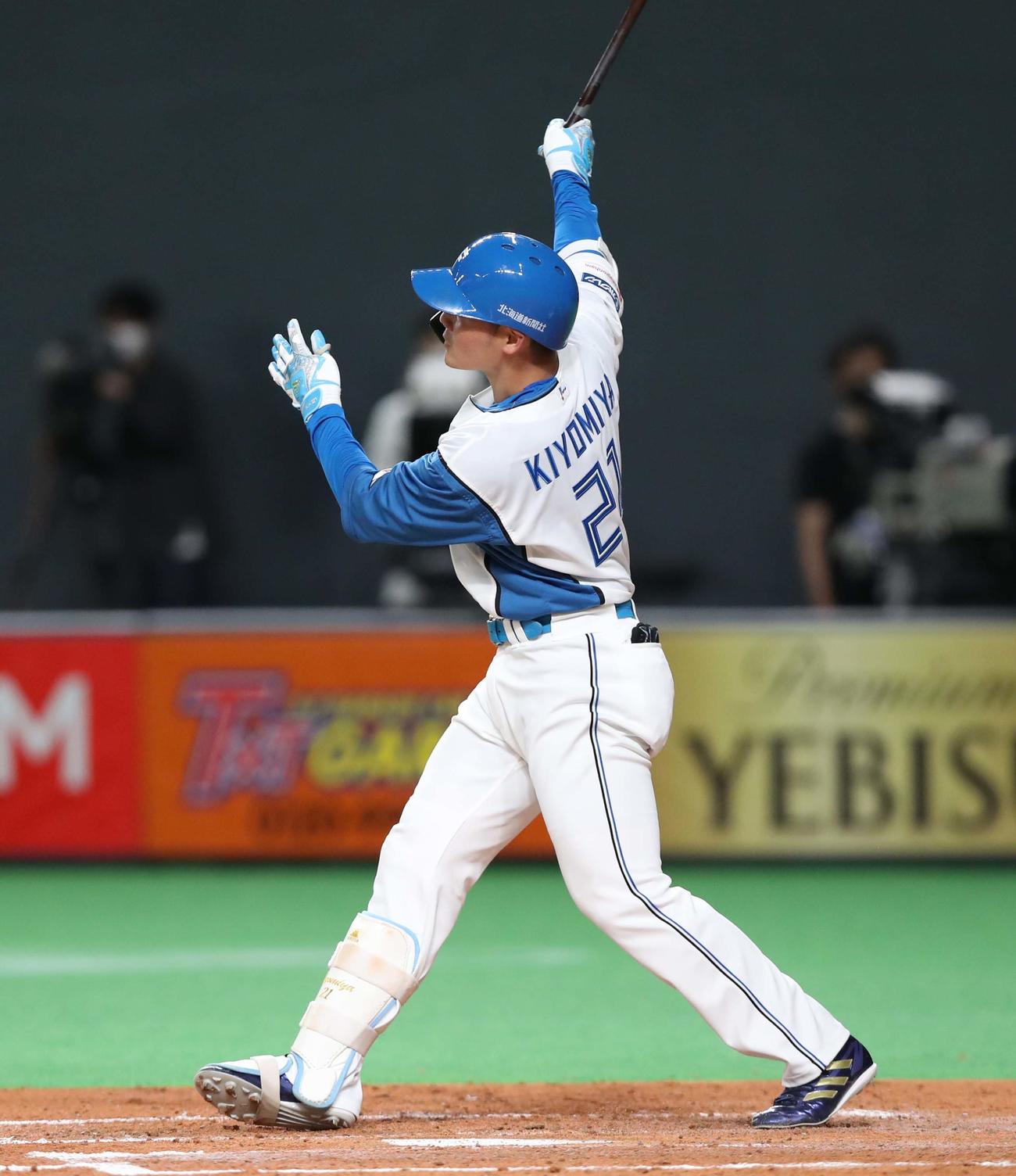 日本ハム対オリックス　2回裏日本ハム2死一、二塁、右越え2点適時二塁打を放つ清宮（撮影・黒川智章）