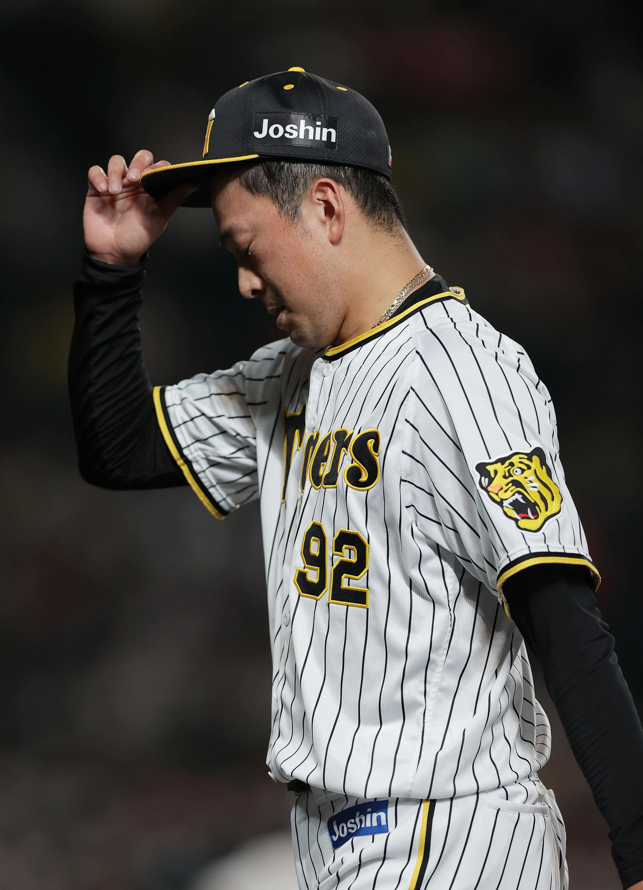 阪神対広島　6回表を投げ終え、悔しそうにベンチへ戻る阪神渡辺（撮影・前田充）