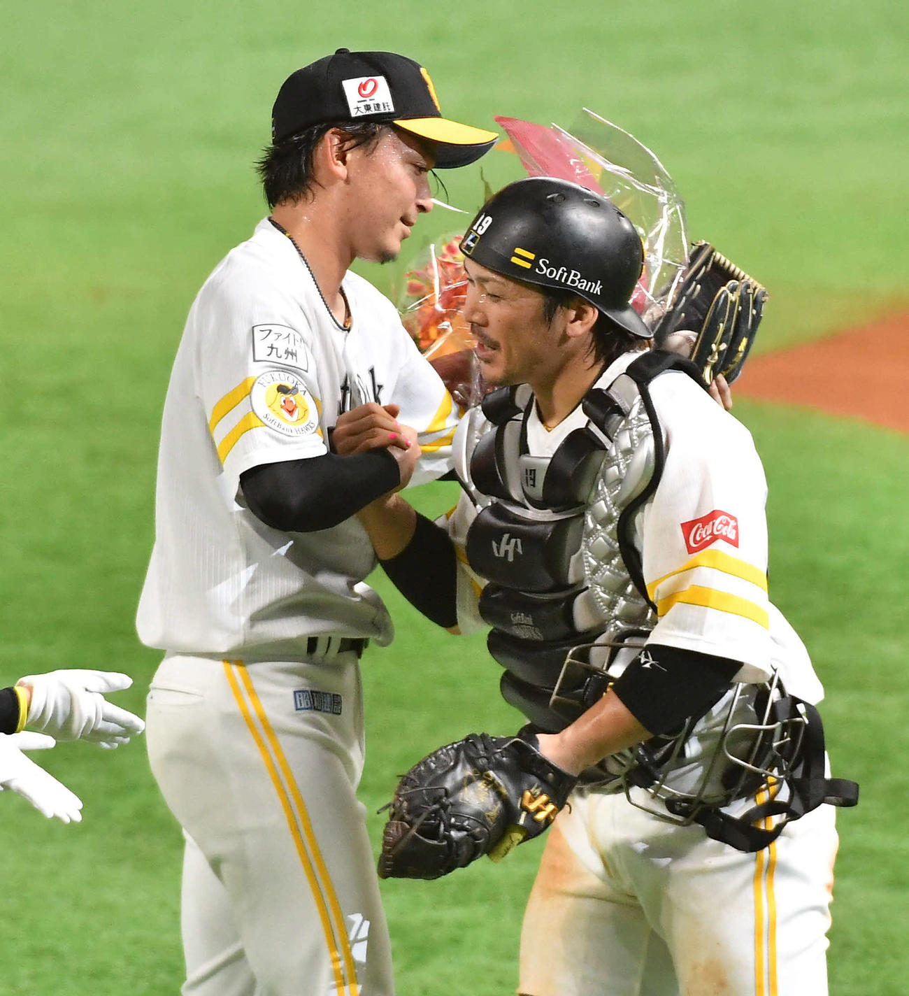 ソフトバンク対西武　ノーヒットノーランを達成し、甲斐（右）と抱き合う東浜（撮影・岩下翔太）