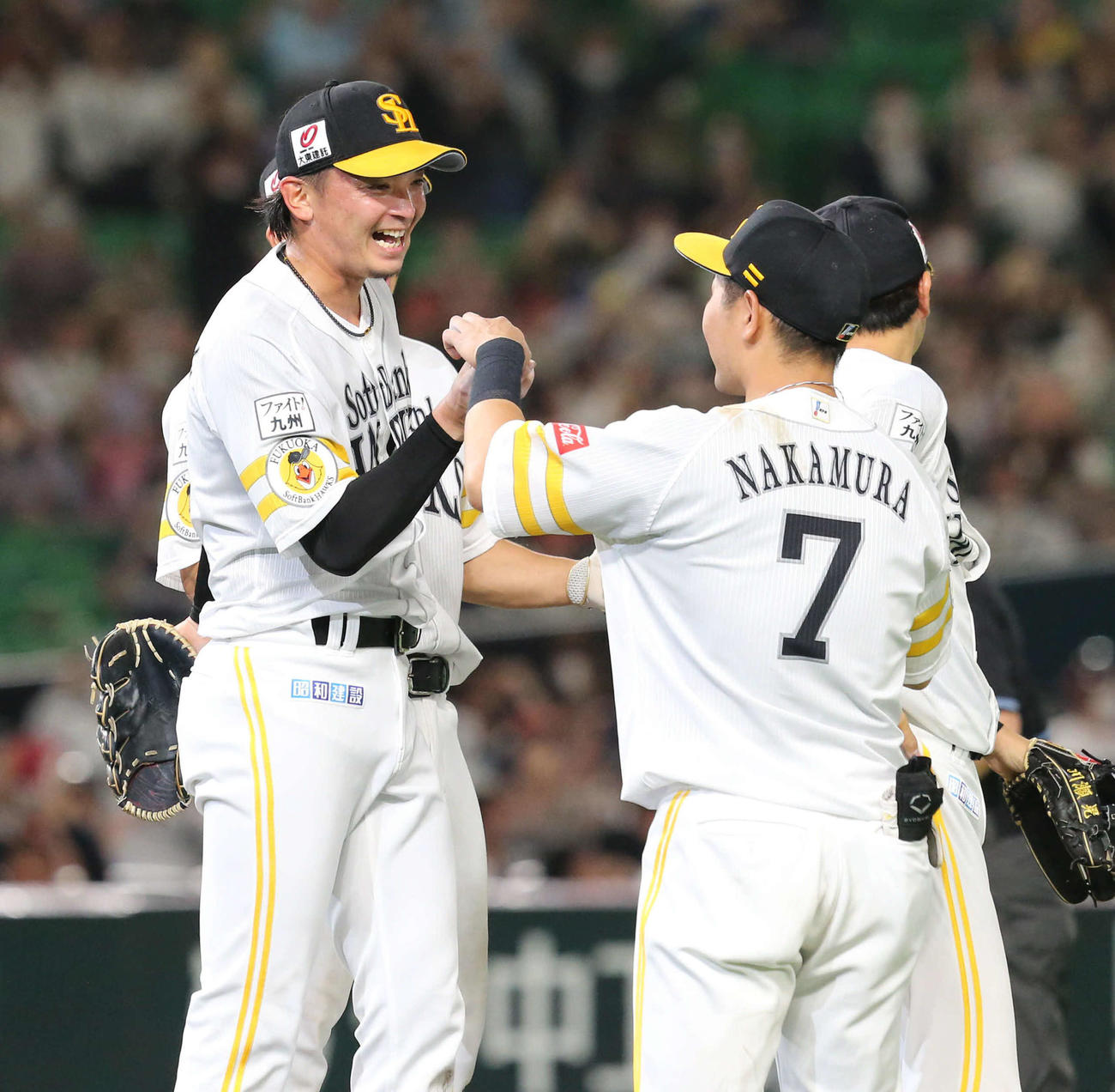 ソフトバンク対西武　ノーヒットノーランを達成した東浜（左）は中村晃からウイニングボールを渡される（撮影・梅根麻紀）