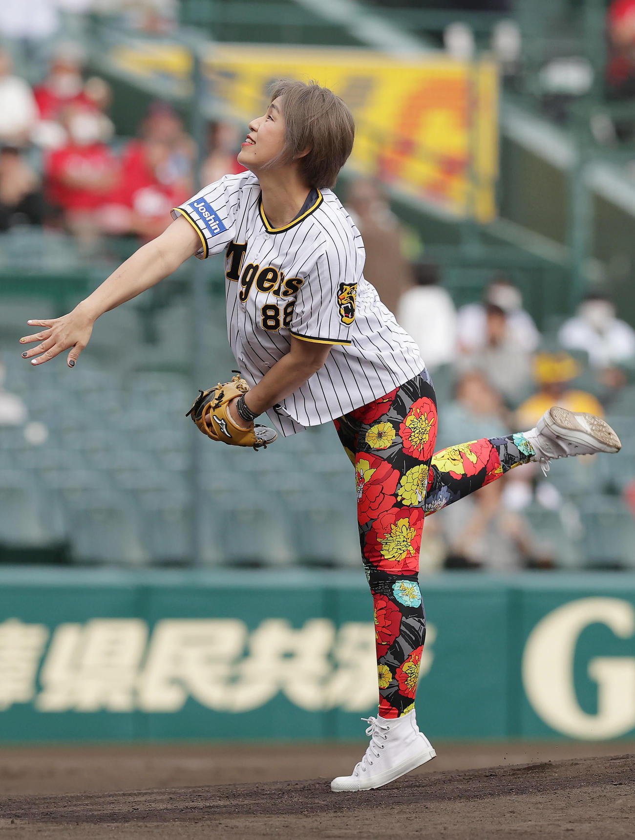 阪神対広島　ファーストピッチセレモニーで投球する浅井純子さん（撮影・前田充）