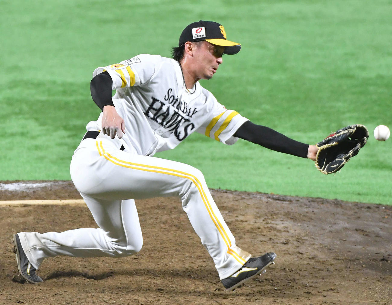 ソフトバンク対西武　9回表西武2死、金子の打球にグラブを伸ばす東浜（撮影・岩下翔太）