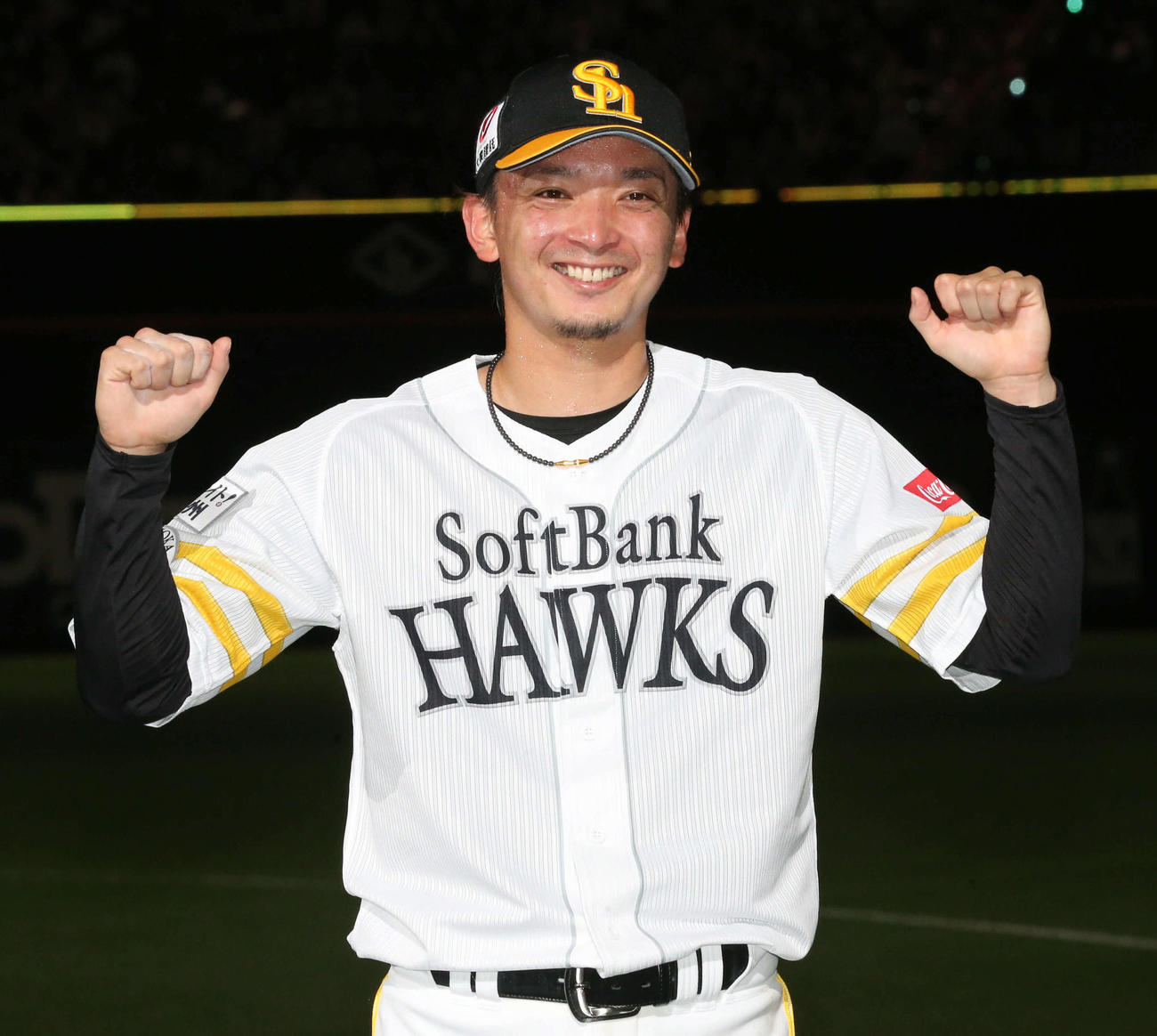 ソフトバンク対西武　ノーヒットノーランを達成し、お立ち台で笑顔を見せる東浜（撮影・梅根麻紀）