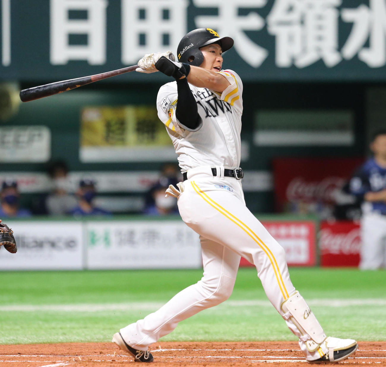 ソフトバンク対西武　1回裏ソフトバンク1死二塁、柳田悠岐は右越え二塁打を放つ（撮影・梅根麻紀）