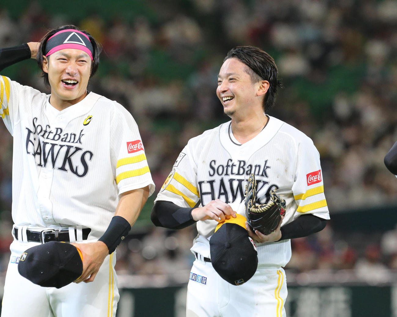 ソフトバンク対西武　見事、ノーヒットノーランを達成した東浜巨は笑顔、左は柳田（撮影・梅根麻紀）