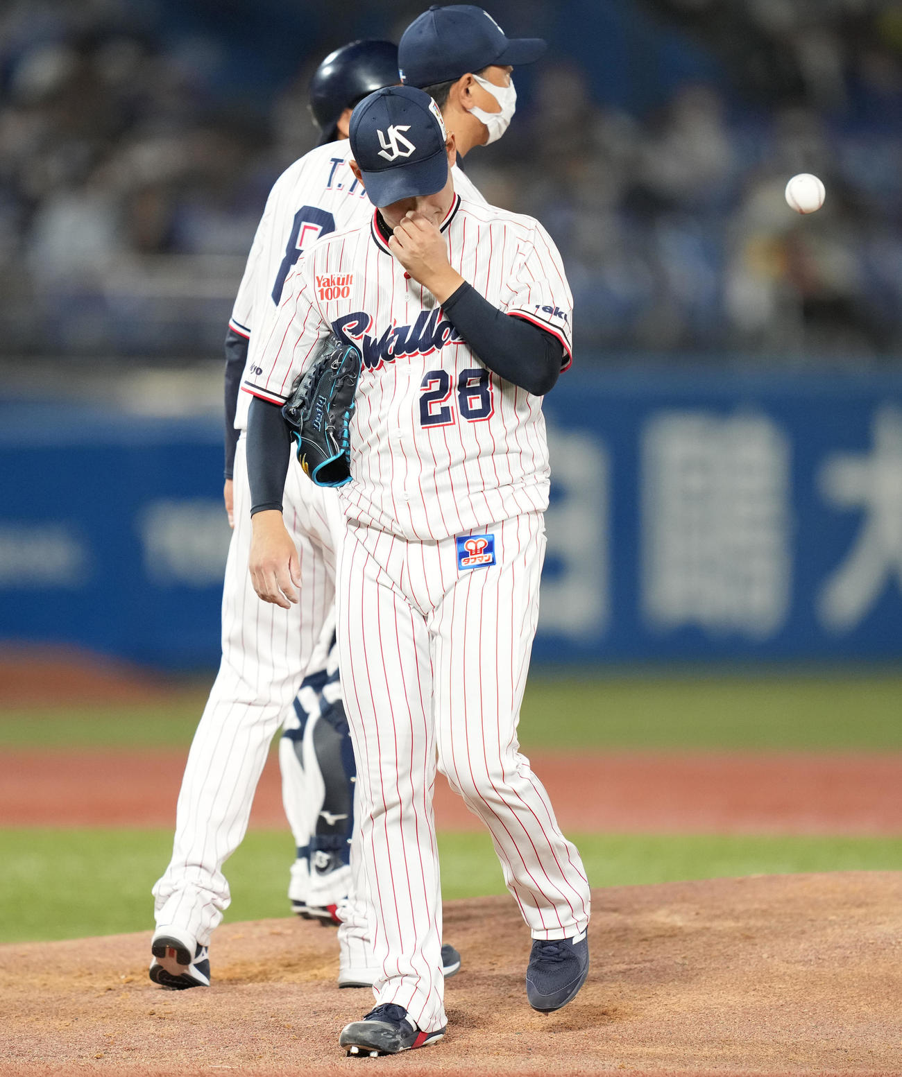ヤクルト対中日　5回表途中で降板するヤクルト吉田喜（撮影・鈴木みどり）