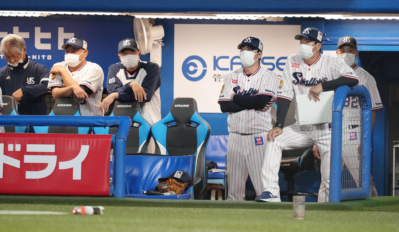ヤクルト対中日　ベンチで腕を組むヤクルト高津監督（右から3人目）（撮影・鈴木みどり）