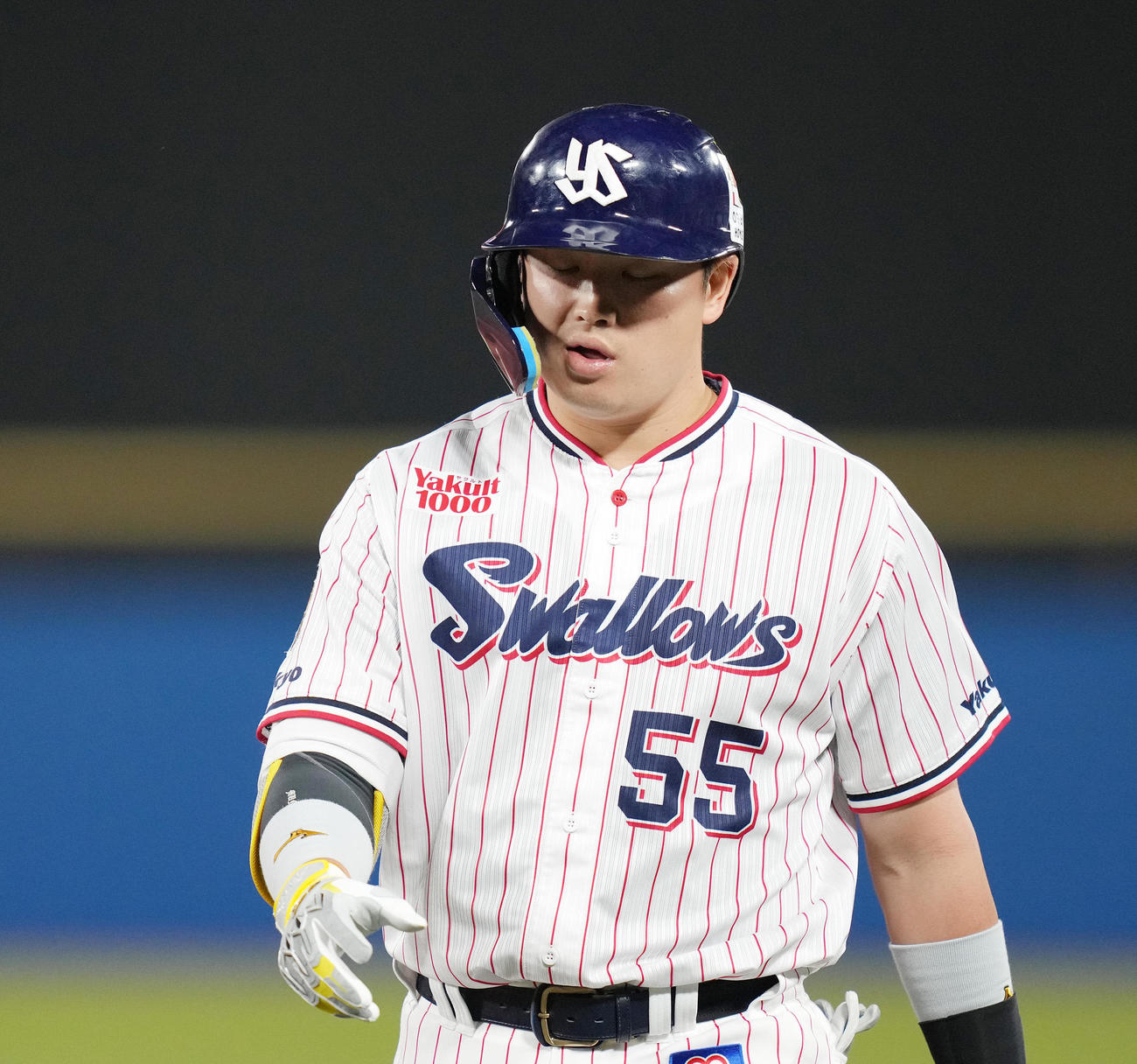 ヤクルト対中日　7回裏ヤクルト無死、右飛に倒れ悔しげな表情でベンチへ戻る村上（撮影・鈴木みどり）