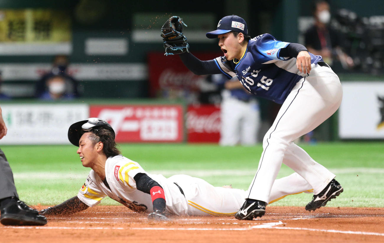 ソフトバンク対西武　1回裏ソフトバンク1死一塁、柳田の右越え二塁打で二塁走者の今宮（左）は生還を試みるが惜しくもアウト。右は隅田（撮影・梅根麻紀）