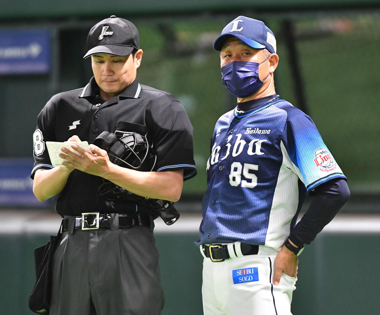 ソフトバンク対西武　8回表の攻撃を終え、投手の交代を告げる辻監督（撮影・岩下翔太）