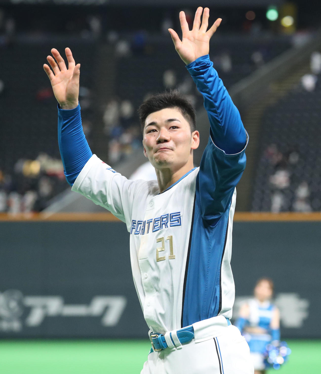 日本ハム対オリックス　スタンド応援席のファンに手を振りながら引き揚げる日本ハム清宮（撮影・佐藤翔太）