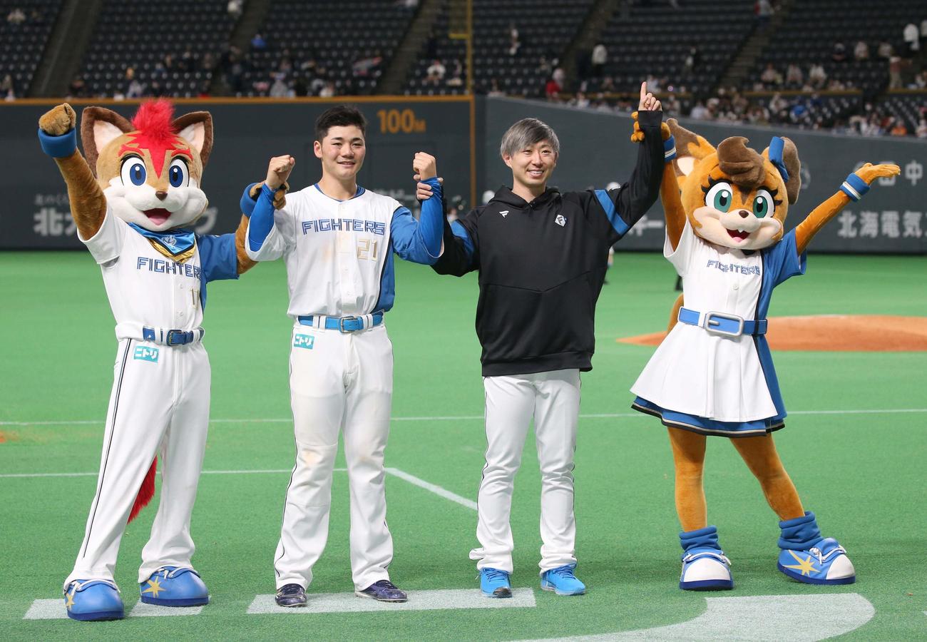 日本ハム対オリックス　試合後、笑顔を見せる清宮（左）と金子（撮影・黒川智章）