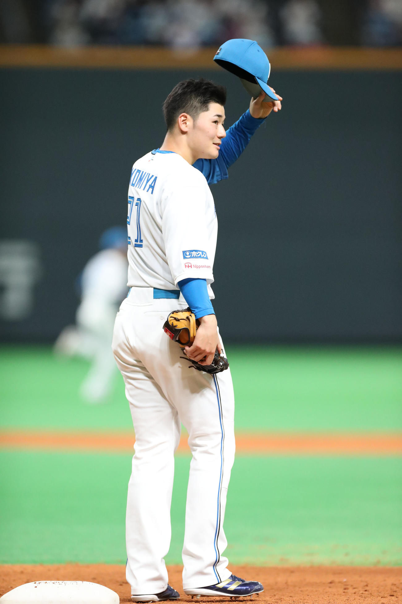 日本ハム対オリックス　適時二塁打を放ちスタンド応援席からの拍手に応える日本ハム清宮（撮影・佐藤翔太）