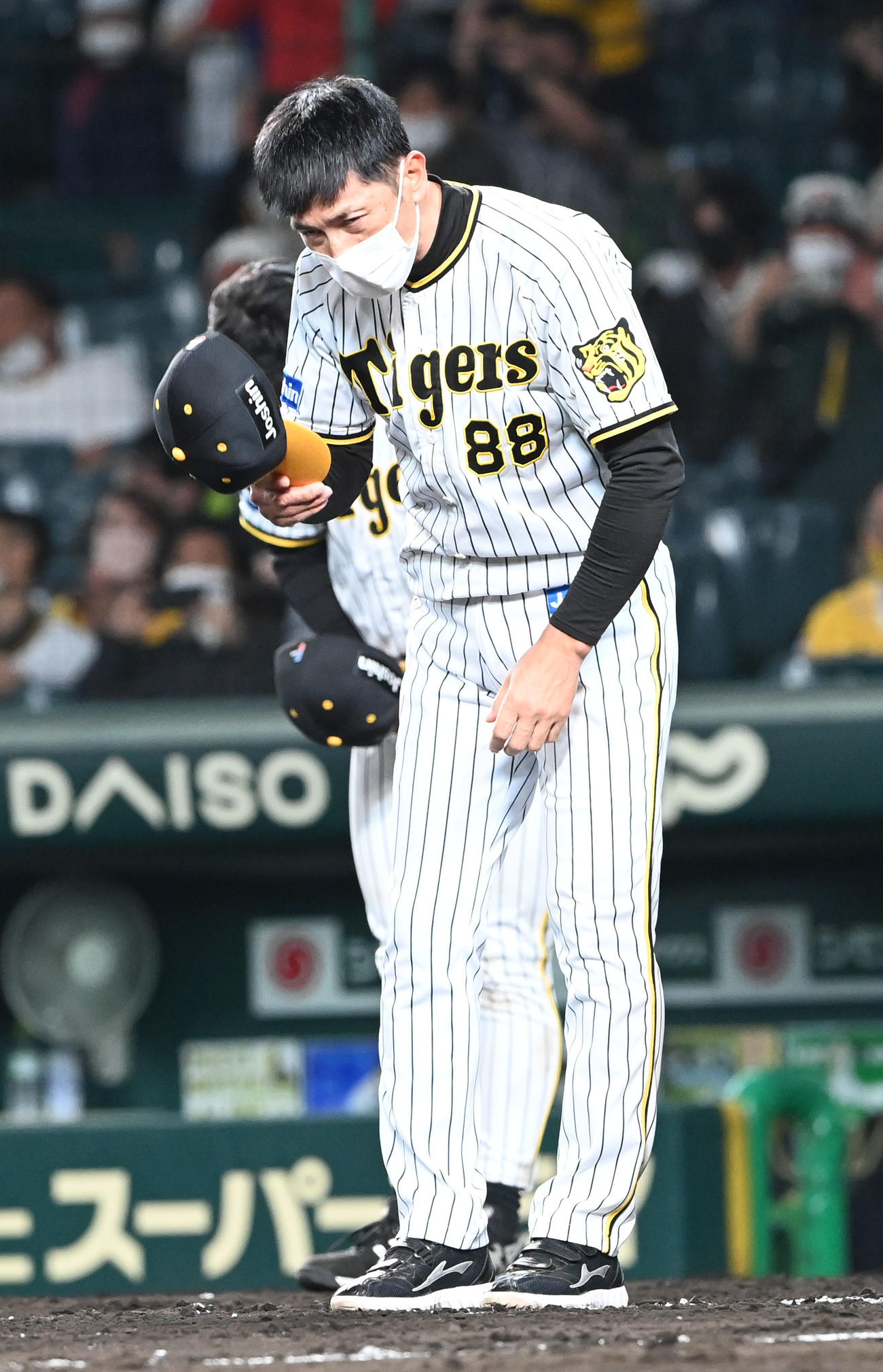阪神対広島　試合終了後、ファンにあいさつする阪神矢野監督（撮影・前岡正明）