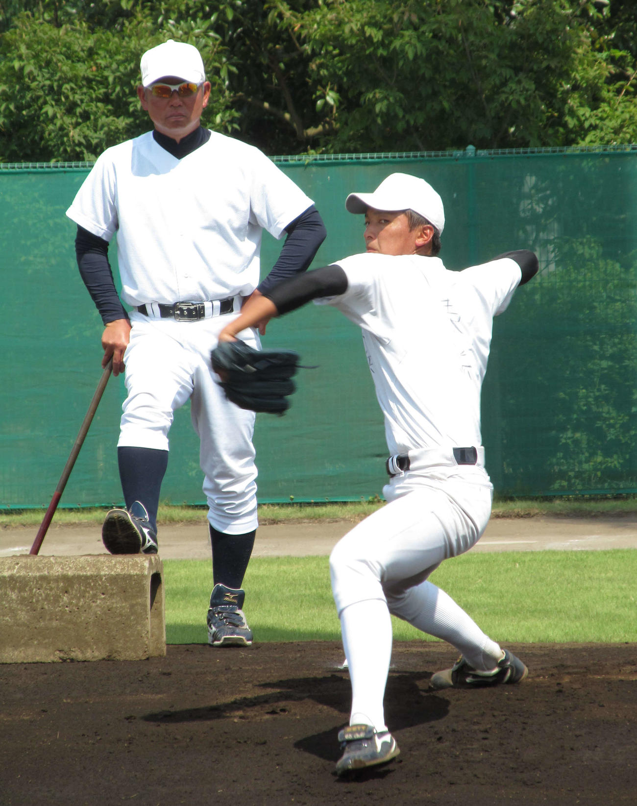 生田監督の前でブルペンで調整を行う亜大時代の東浜（右）（2012年8月31日撮影）