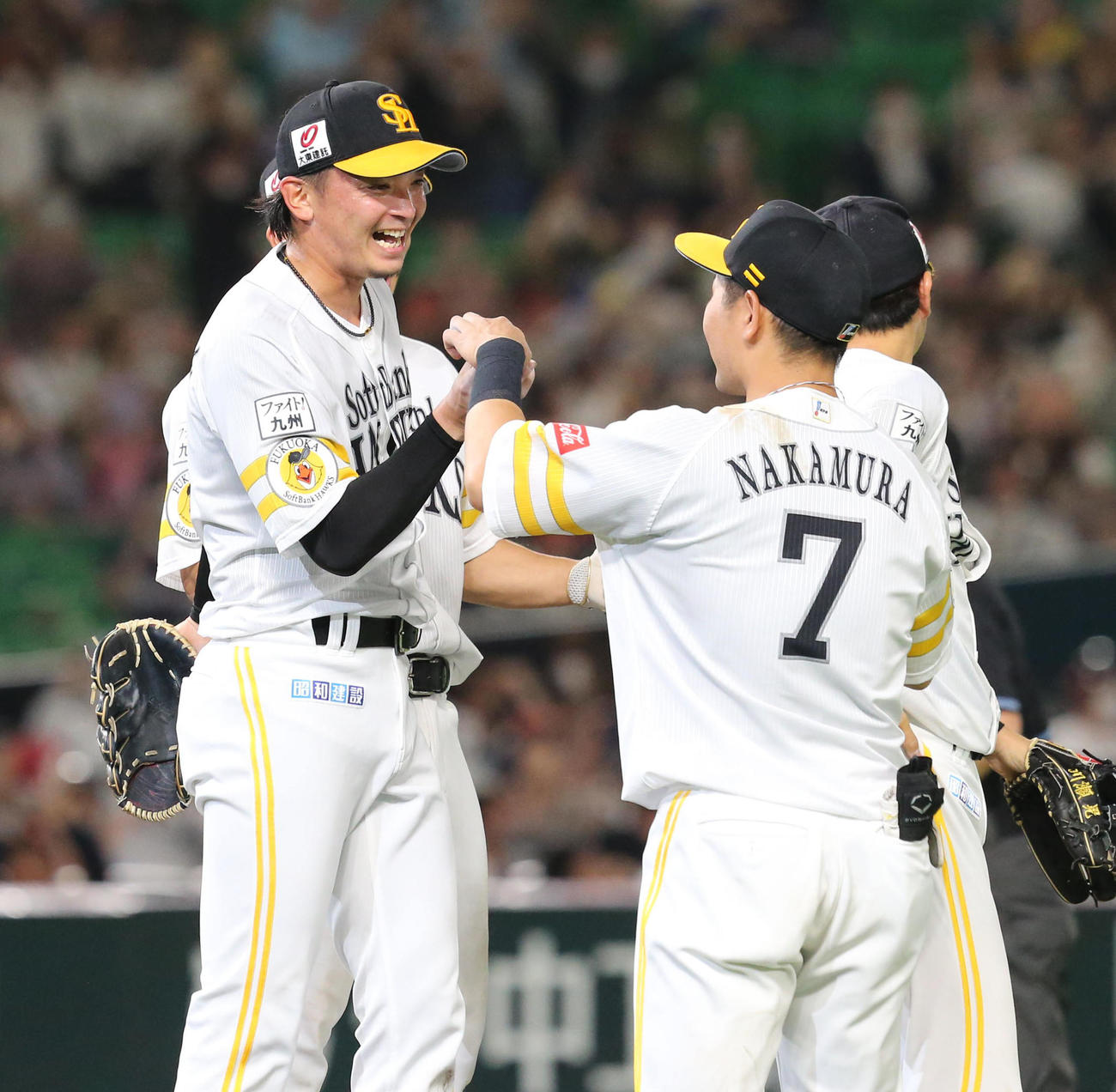 ソフトバンク対西武　見事、ノーヒットノーランを達成した東浜巨は中村晃にウイニングボールを渡される（撮影・梅根麻紀）