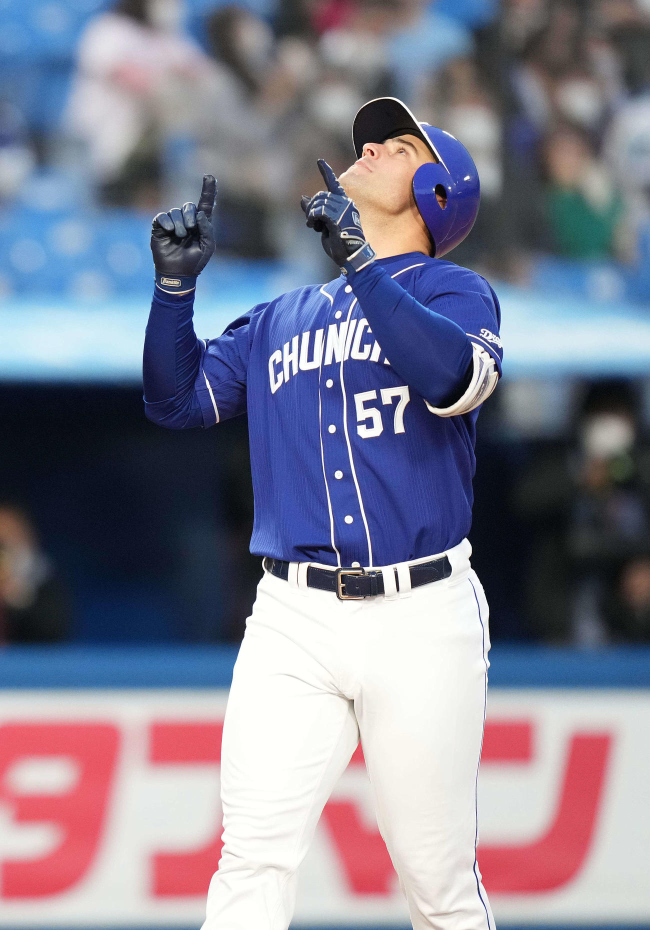 ヤクルト対中日　2回表中日無死、先制の左越えソロ本塁打を放ったA・マルティネスはポーズ（撮影・鈴木みどり）