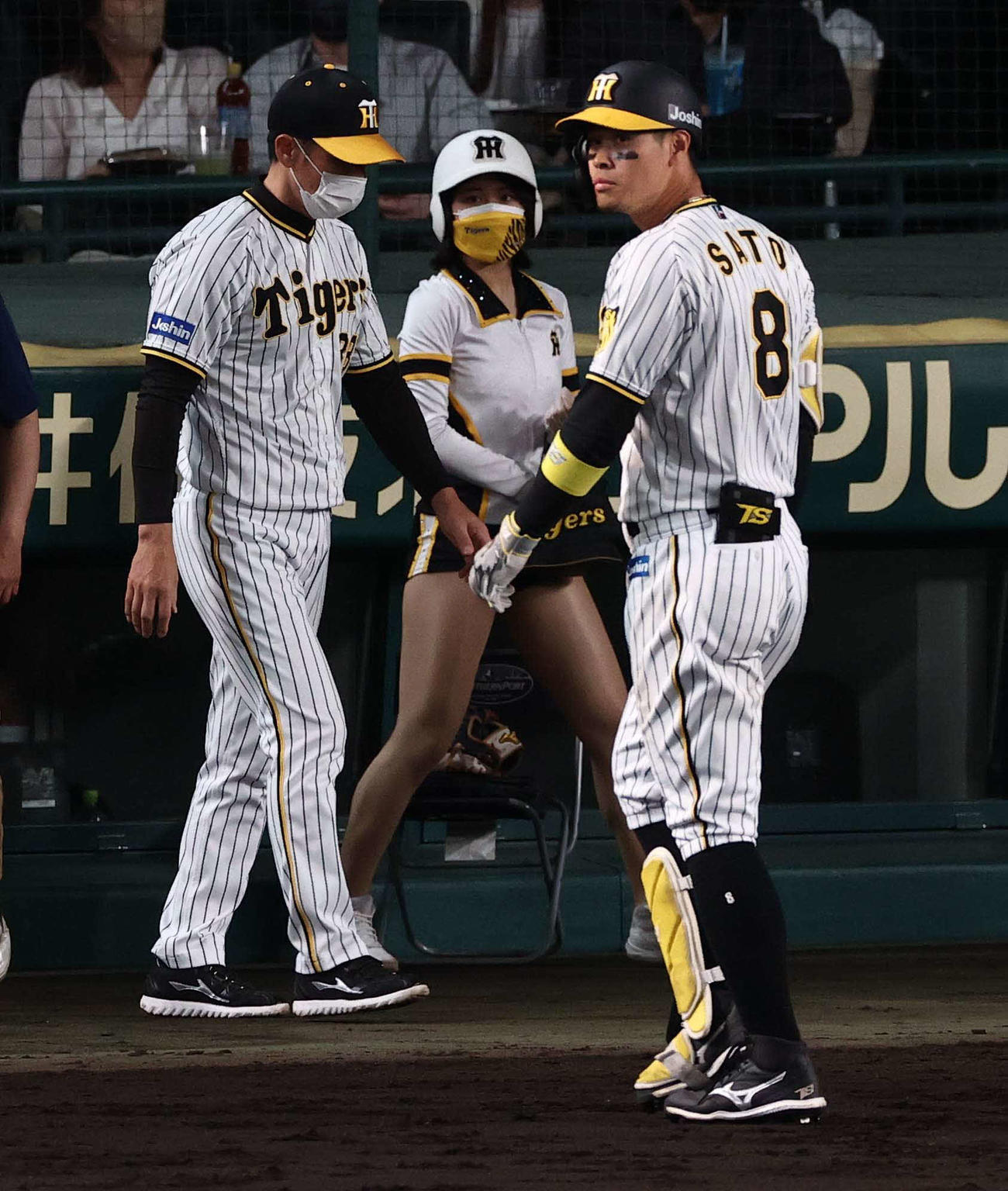 阪神対広島　7回裏阪神2死満塁、三振に倒れる佐藤輝（右）と交代を告げにベンチを出る矢野監督（撮影・上田博志）
