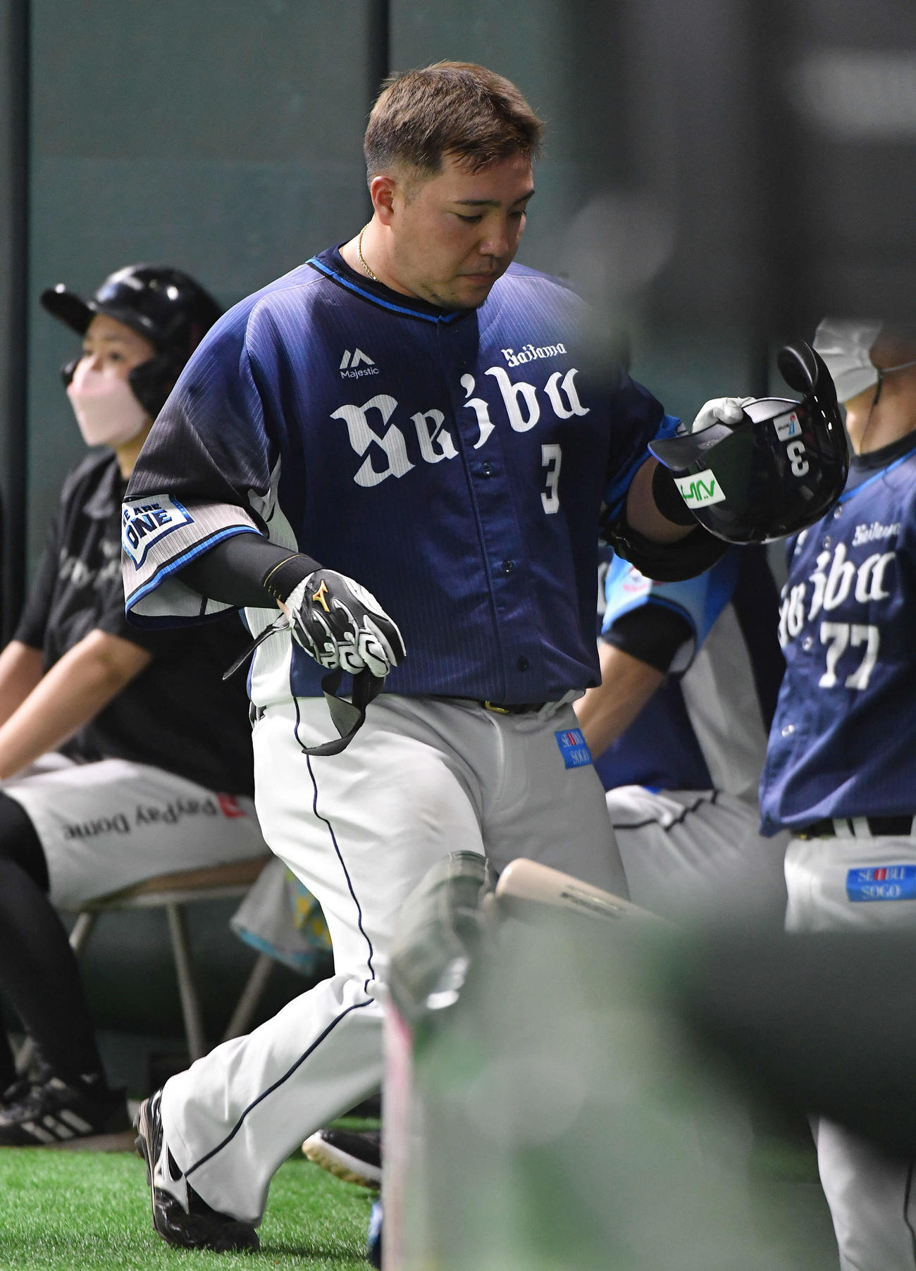 ソフトバンク対西武　8回表西武無死、二ゴロに倒れ、肩を落としてベンチへ戻る山川（撮影・岩下翔太）