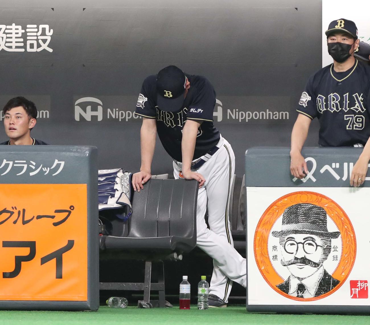 日本ハム対オリックス　ベンチでうつむく中嶋監督（中央）（撮影・黒川智章）