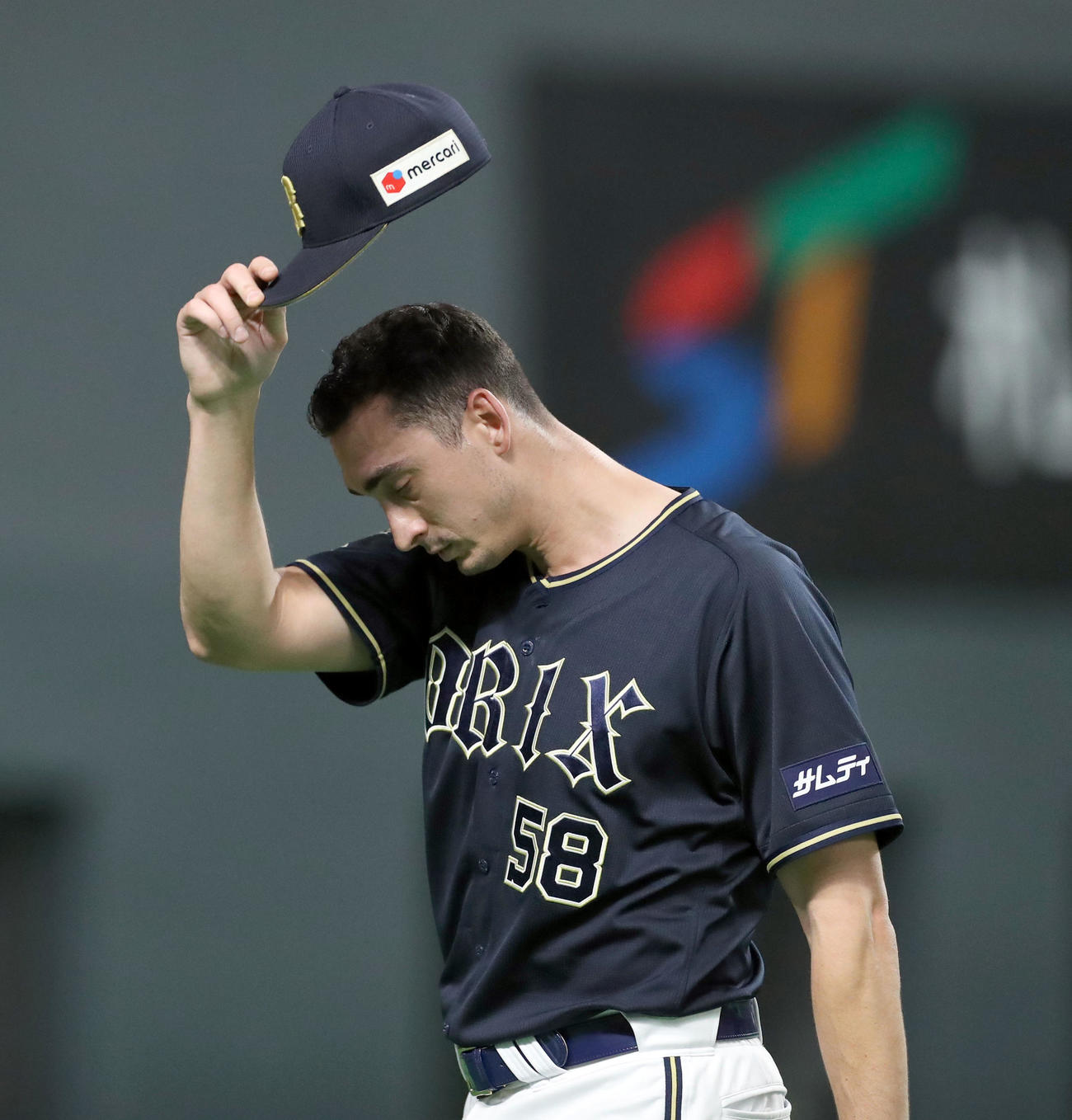 日本ハム対オリックス　うつむきながらベンチに戻るオリックス・ワゲスパック（撮影・佐藤翔太）