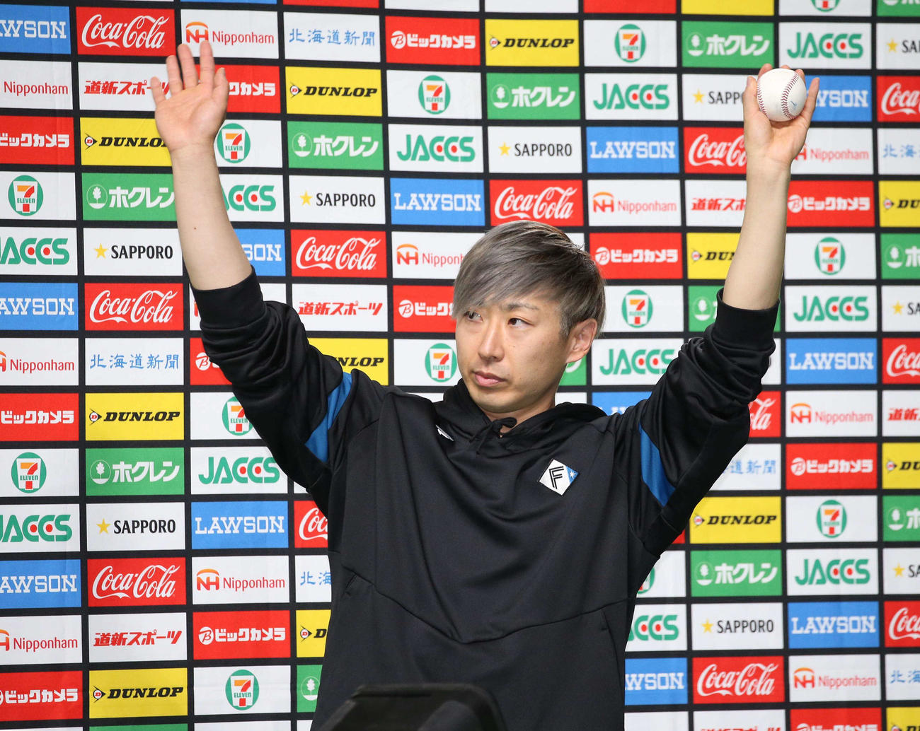 日本ハム対オリックス　ウイニングボールを持ちスタンドに手を振る金子（撮影・黒川智章）