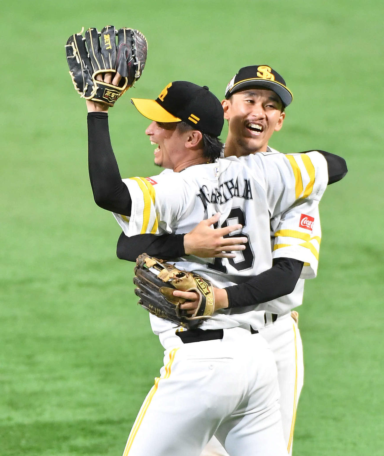 ソフトバンク対西武　ノーヒットノーランを達成し、三森（右）と笑顔で抱き合う東浜（撮影・岩下翔太）