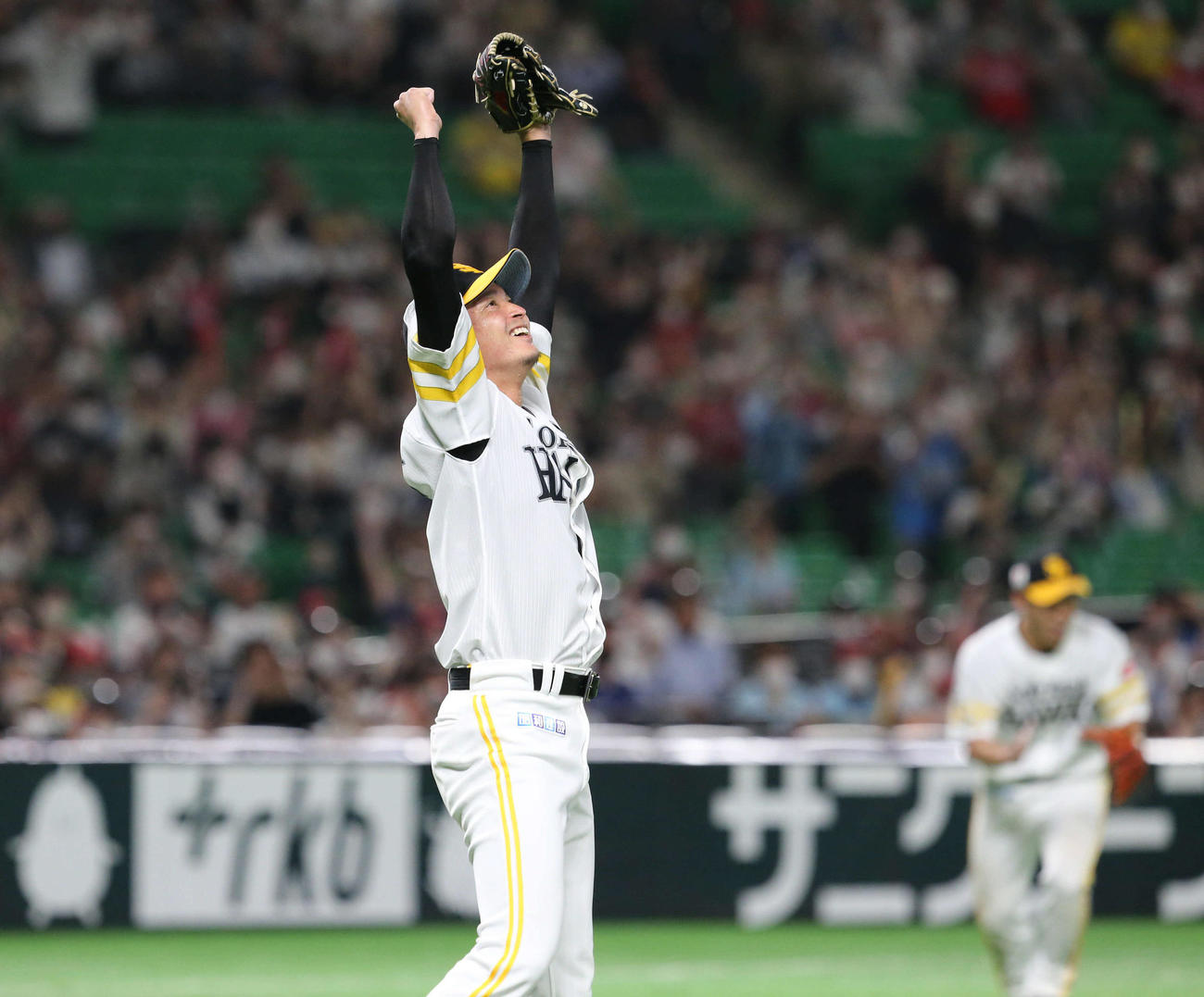 ソフトバンク対西武　ノーヒットノーランを達成し、ガッツポーズする東浜（撮影・梅根麻紀）