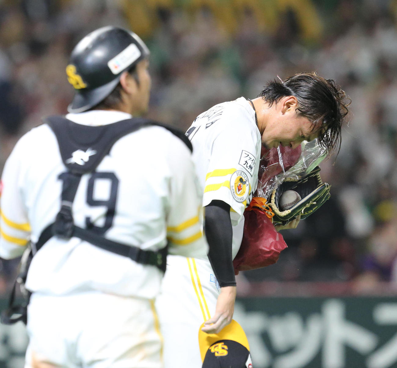ソフトバンク対西武　見事、ノーヒットノーランを達成した東浜巨はスタンドのファンに丁寧にあいさつ（撮影・梅根麻紀）