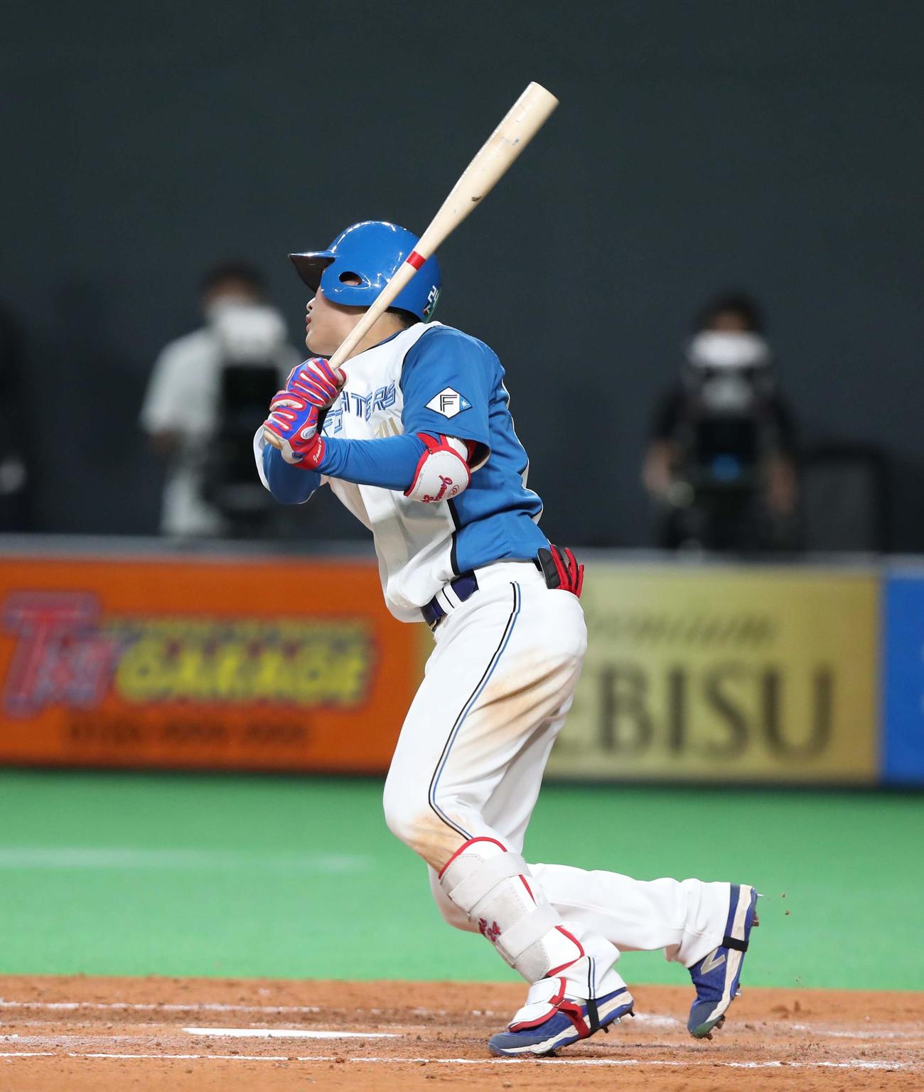 日本ハム対オリックス　2回裏日本ハム2死二塁、右前適時打を放つ野村（撮影・黒川智章）
