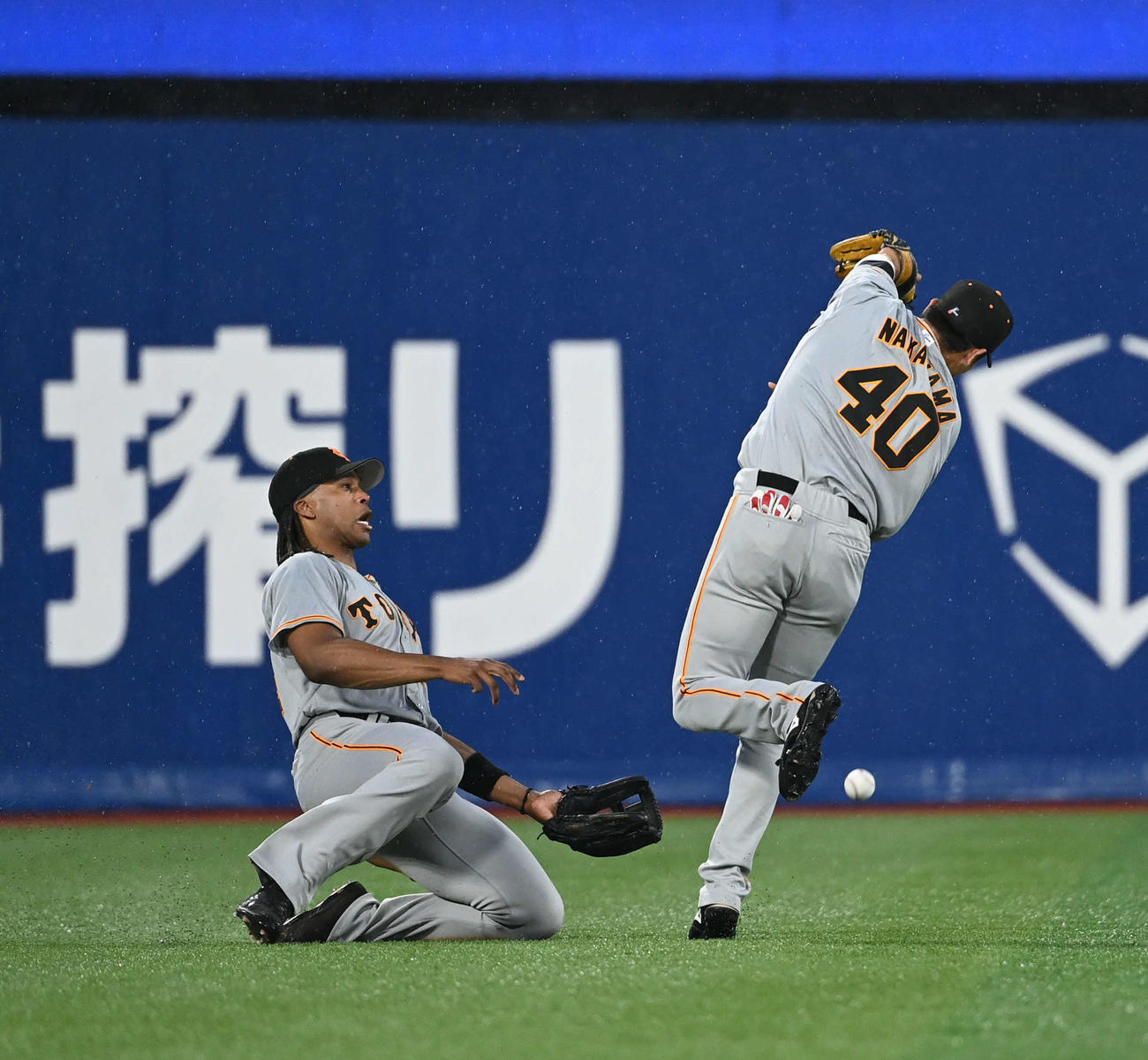 DeNA対巨人　1回表DeNA無死、桑原の飛球を左翼手ウォーカーと遊撃手中山が追うも捕球出来ず、二塁打とされる（撮影・たえ見朱実）