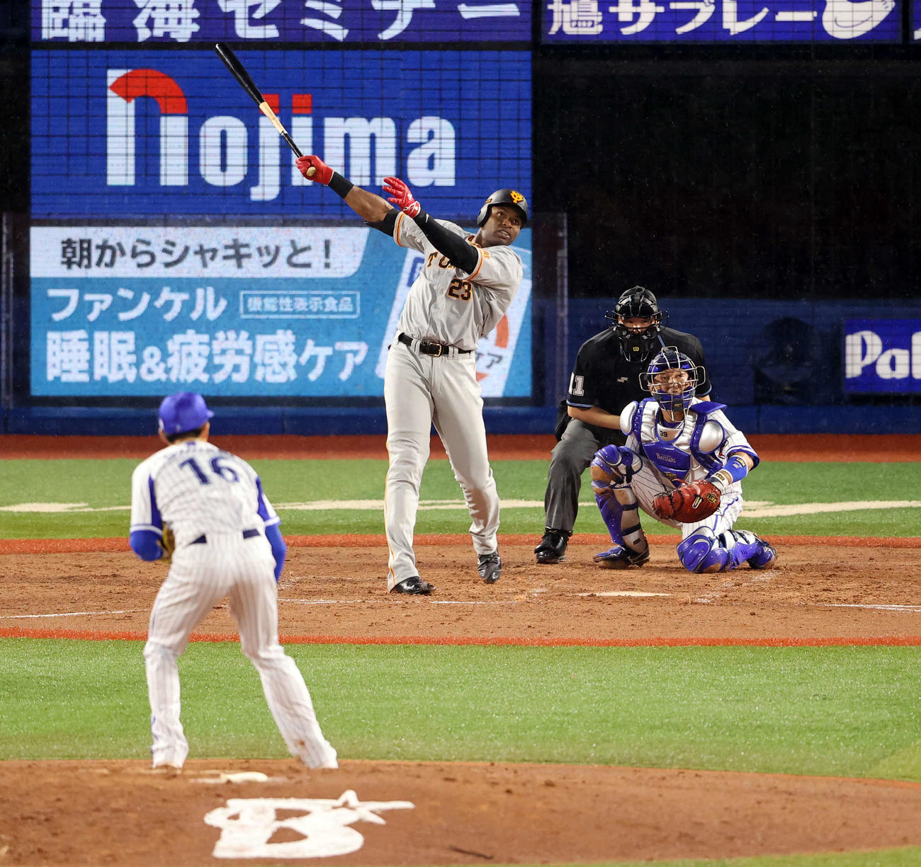 DeNA対巨人　3回表巨人1死、ポランコは左越えソロ本塁打を放つ。投手大貫（撮影・浅見桂子）