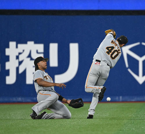 DeNA対巨人　1回表DeNA無死、桑原の飛球を左翼手ウォーカーと遊撃手中山が追うも捕球出来ず、二塁打とされる（撮影・たえ見朱実）