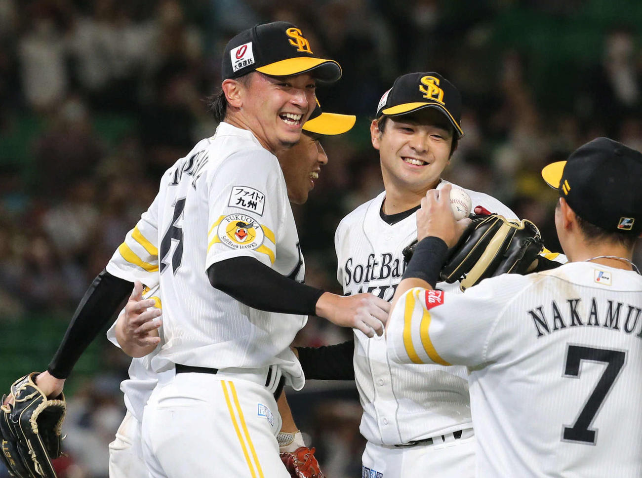 ノーヒットノーランを達成した東浜（左）は中村晃からウイニングボールを渡される（撮影・梅根麻紀）