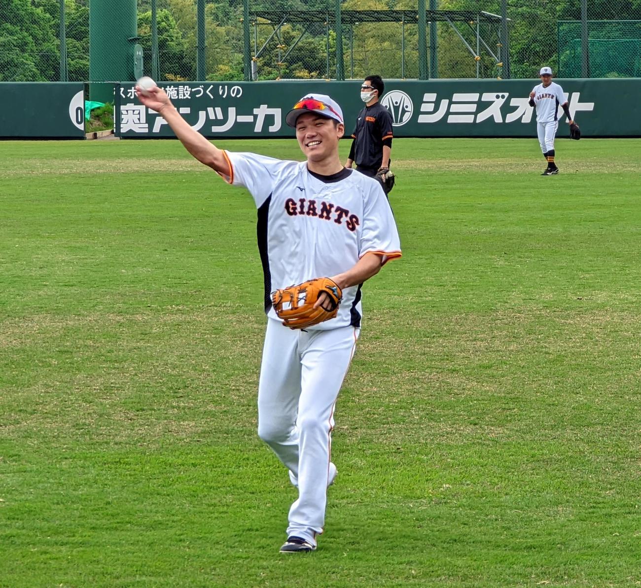 ジャイアンツ球場で調整する巨人坂本（撮影・三須一紀）