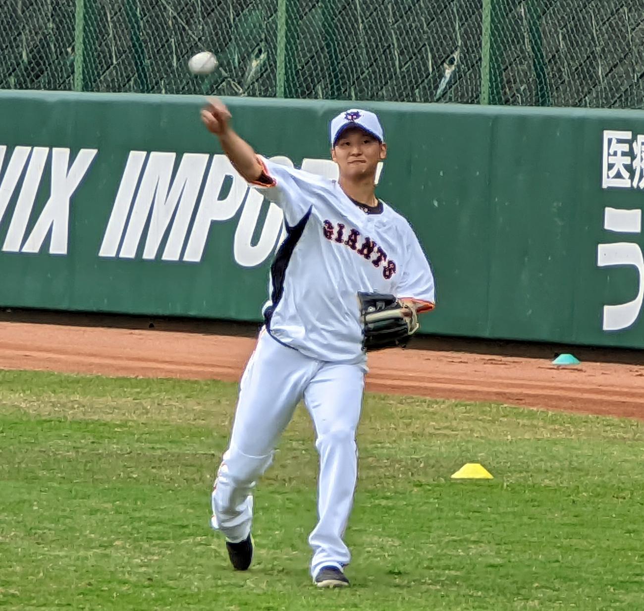 ジャイアンツ球場で調整する巨人吉川（撮影・三須一紀）