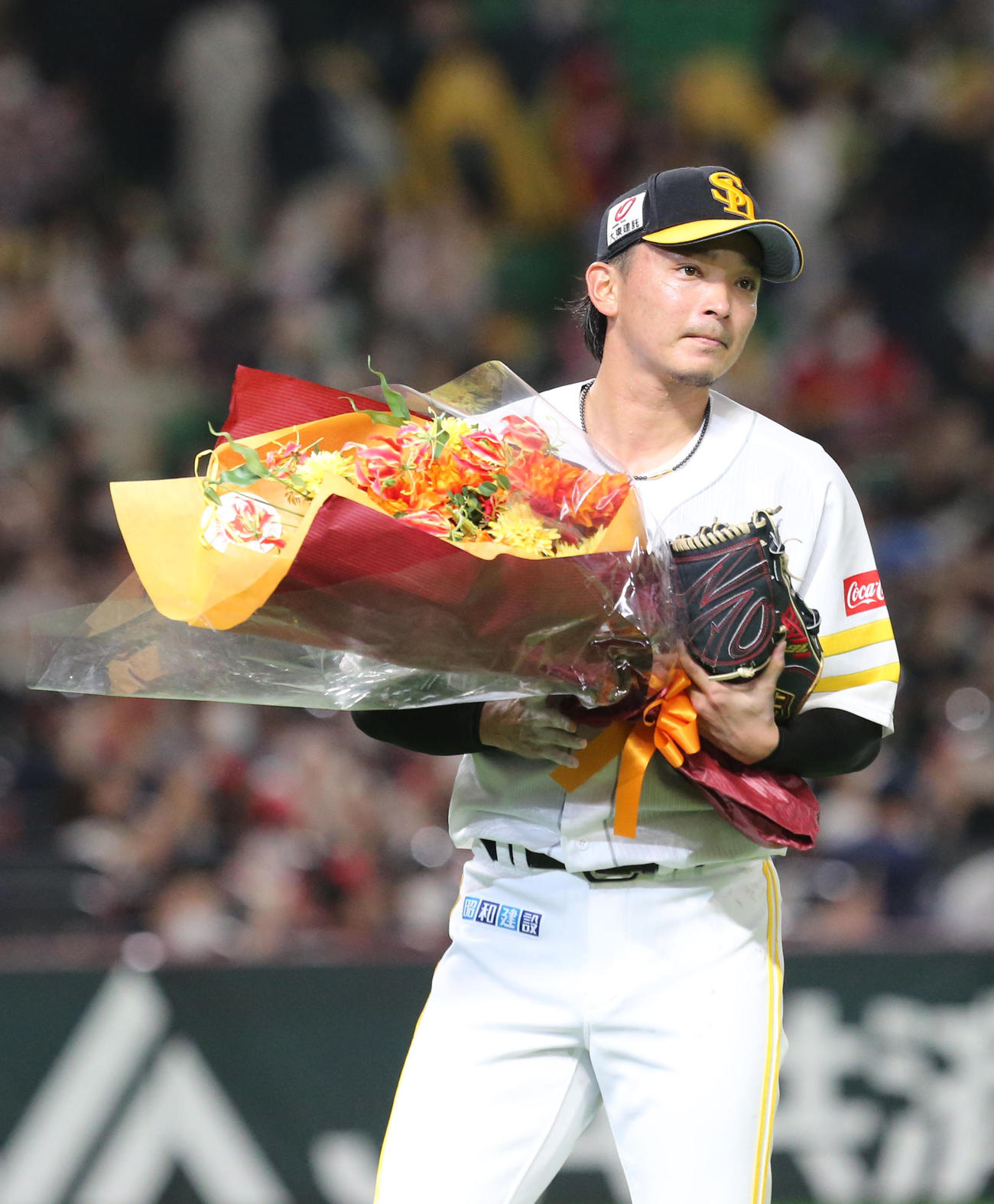 11日、ノーヒットノーランを達成した東浜巨は花束を受ける（撮影・梅根麻紀）
