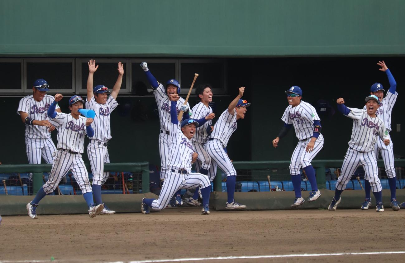 立正大対国士舘大　6回裏、宇津木帝凱内野手の一打に湧く立正大ベンチ（撮影・阿部泰斉）