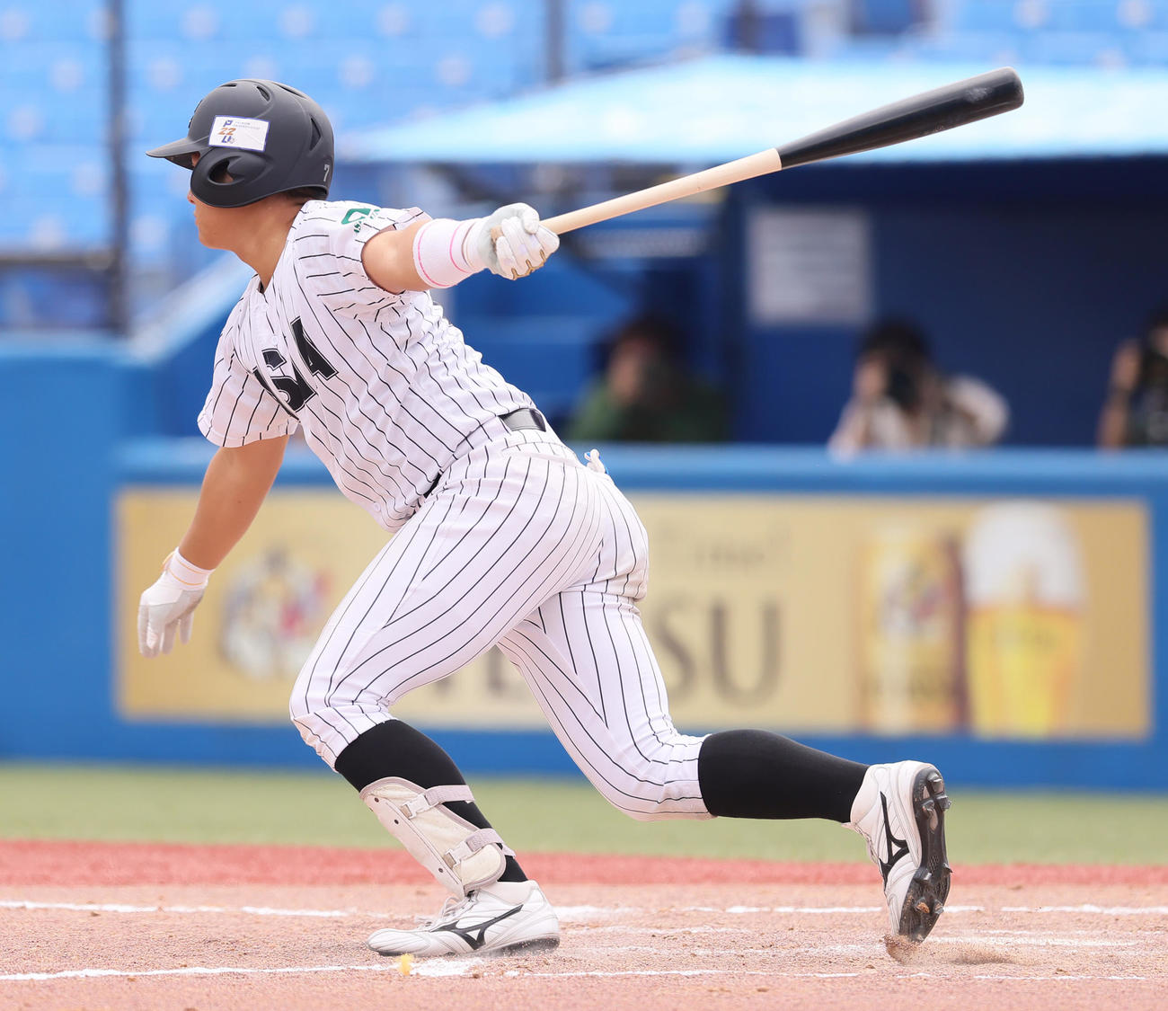 青学大対亜大　6回裏亜大2死満塁、笠松は右2点適時打を放つ（撮影・足立雅史）