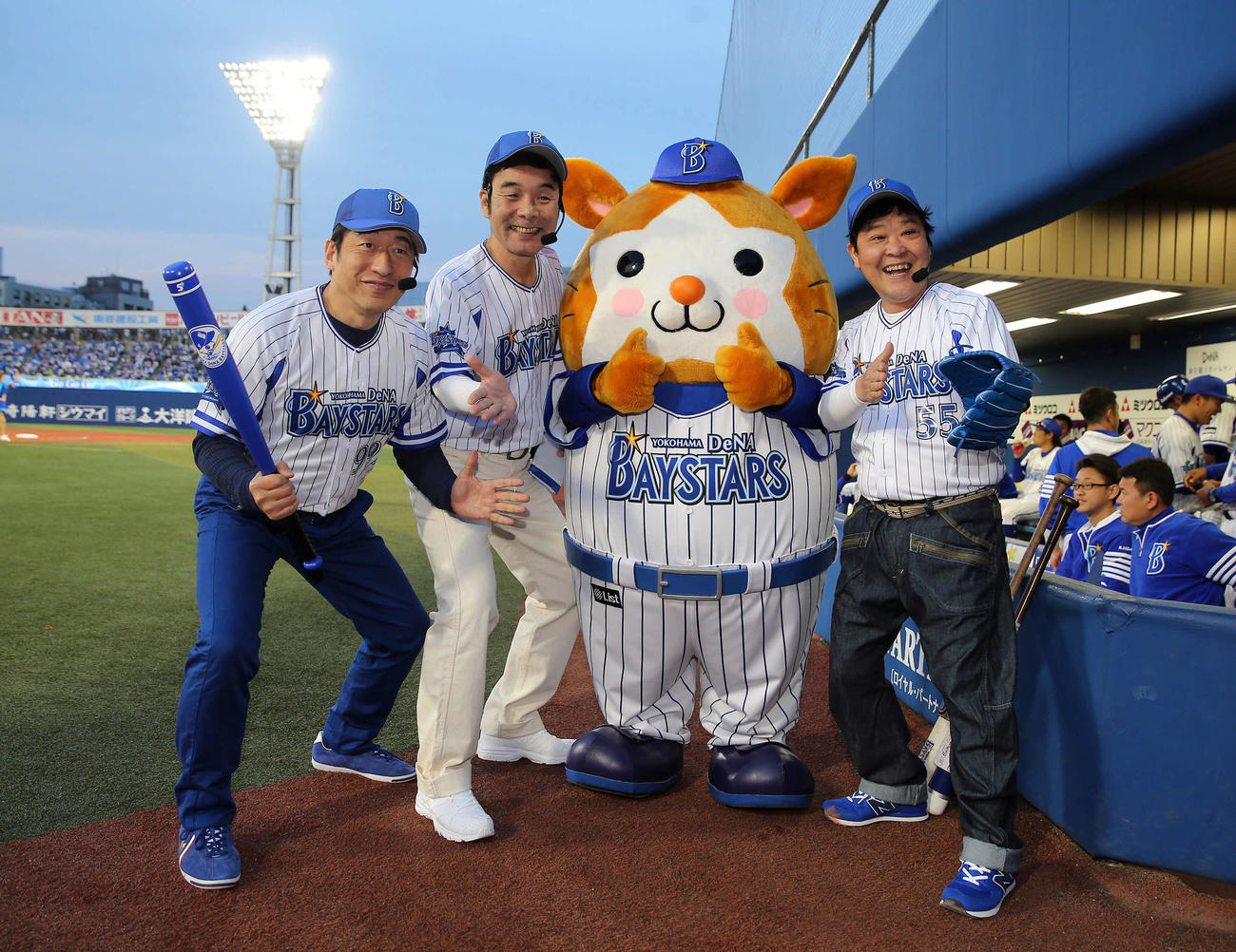 DeNA対巨人　始球式イベントに参加したダチョウ倶楽部。左から寺門ジモン、肥後克広、上島竜兵さん（2016年3月31日撮影）