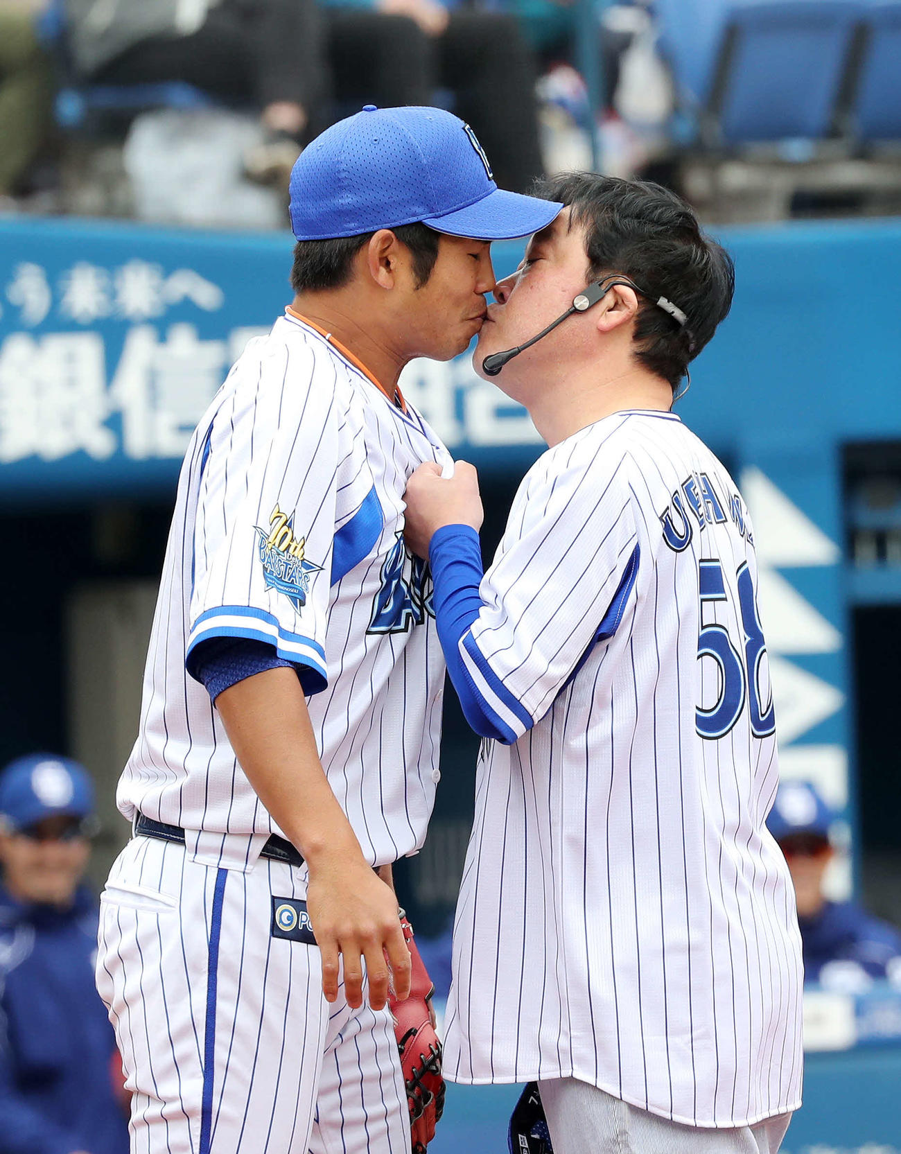 DeNA対中日　オープニングイベントで上島竜兵さん（右）とキスするDeNA桑原（2019年3月31日撮影）