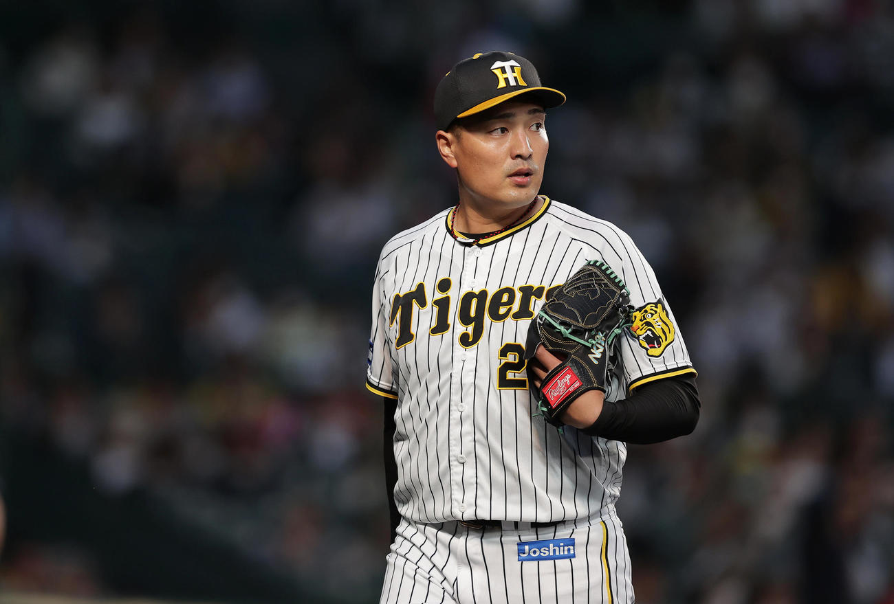 11日の広島戦、2回表を投げ終え、厳しい表情を見せながらベンチへ戻る阪神秋山