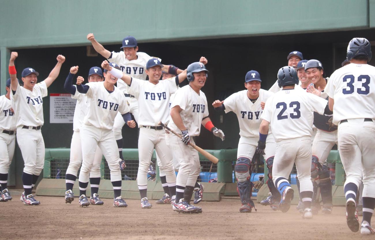 東洋大対専大　6回表東洋大2死三塁、勝ち越し打に歓喜の東洋大ナイン（撮影・阿部泰斉）