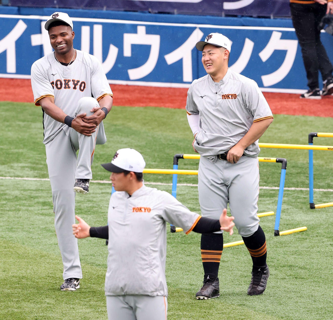 DeNA対巨人　ウオームアップ中、談笑する巨人ポランコ（左）と岡本和（撮影・浅見桂子）