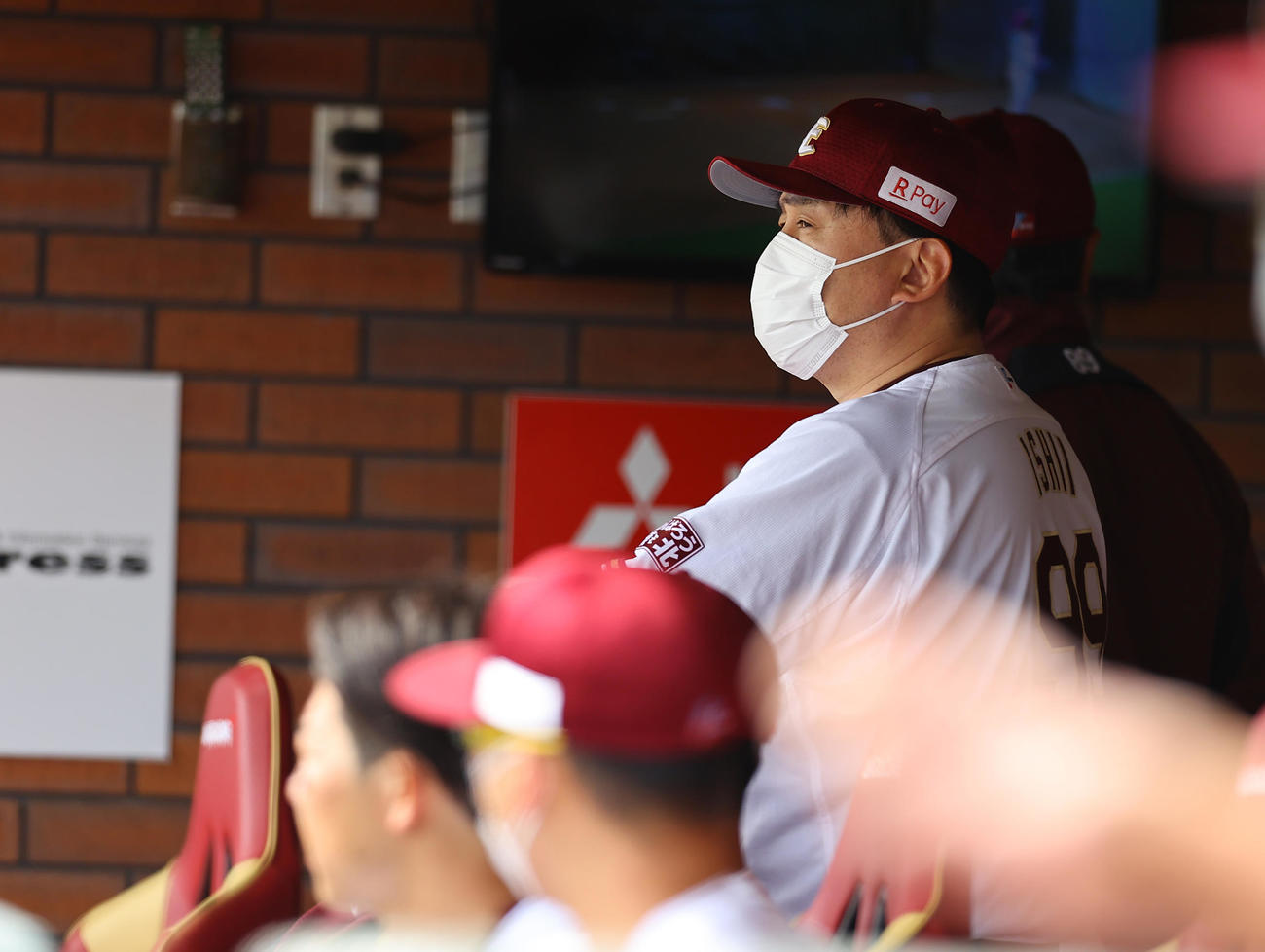 楽天対ロッテ　渋い表情で戦況を見つめる楽天石井GM兼監督（撮影・垰建太）