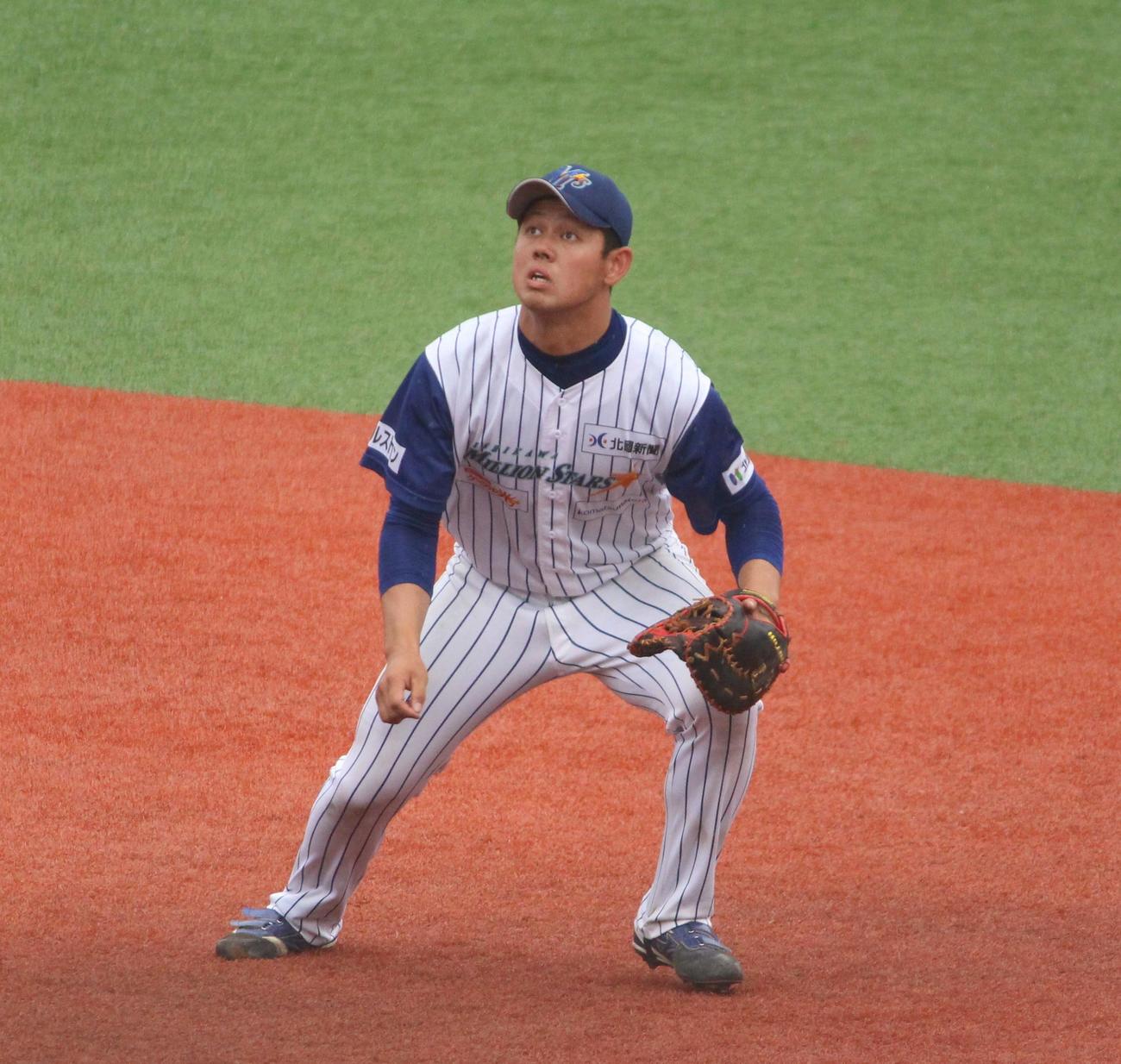 DeNA2軍対日本海オセアンリーグ選抜　9回に一塁の守備についた日本海オセアンリーグ選抜の石川・野村（撮影・保坂恭子）